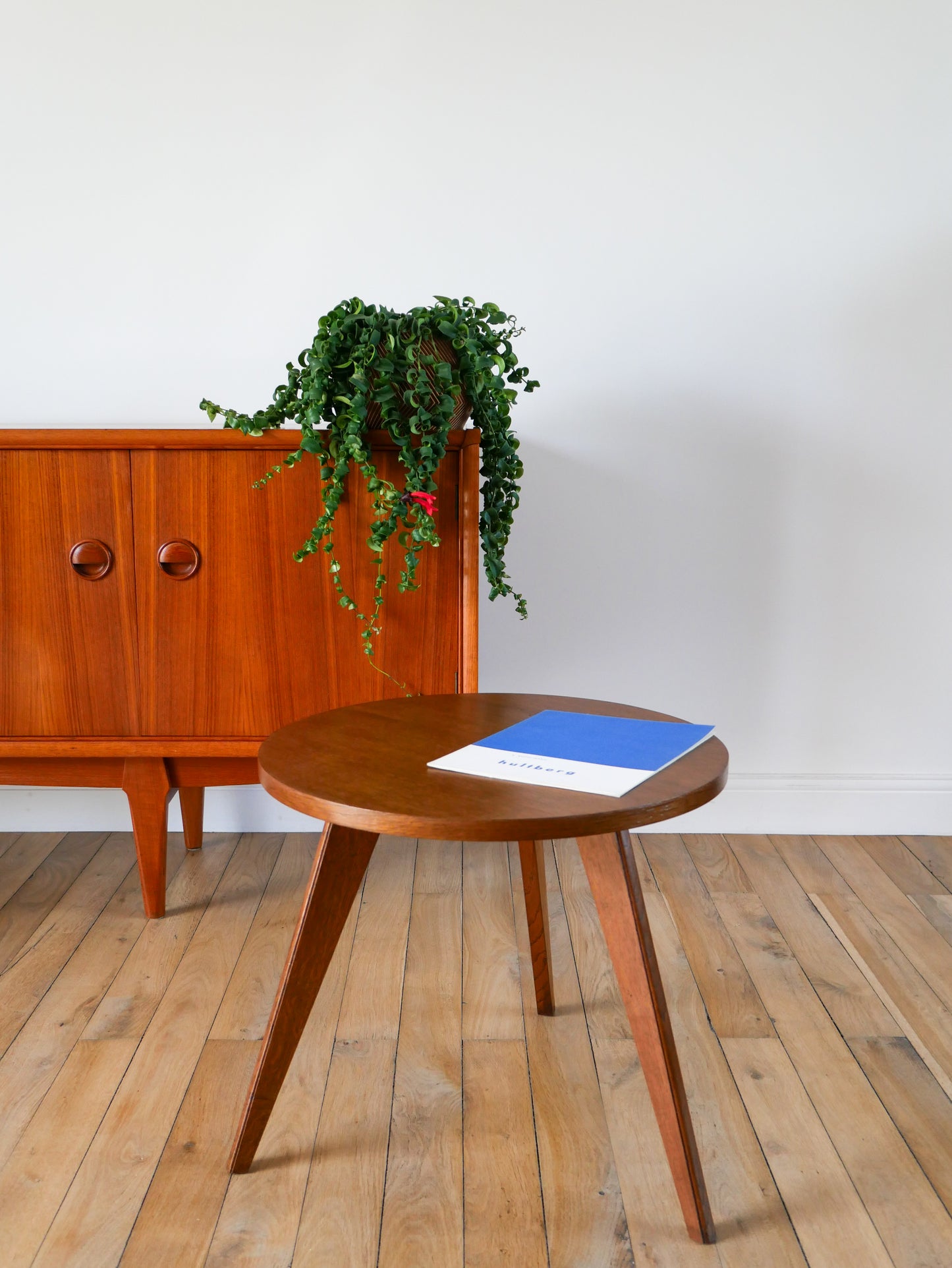 Table basse tripode scandinave, en placage hêtre, 1950