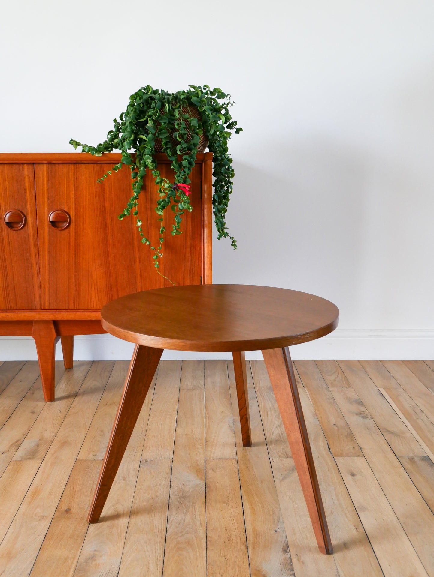 Table basse tripode scandinave, en placage hêtre, 1950