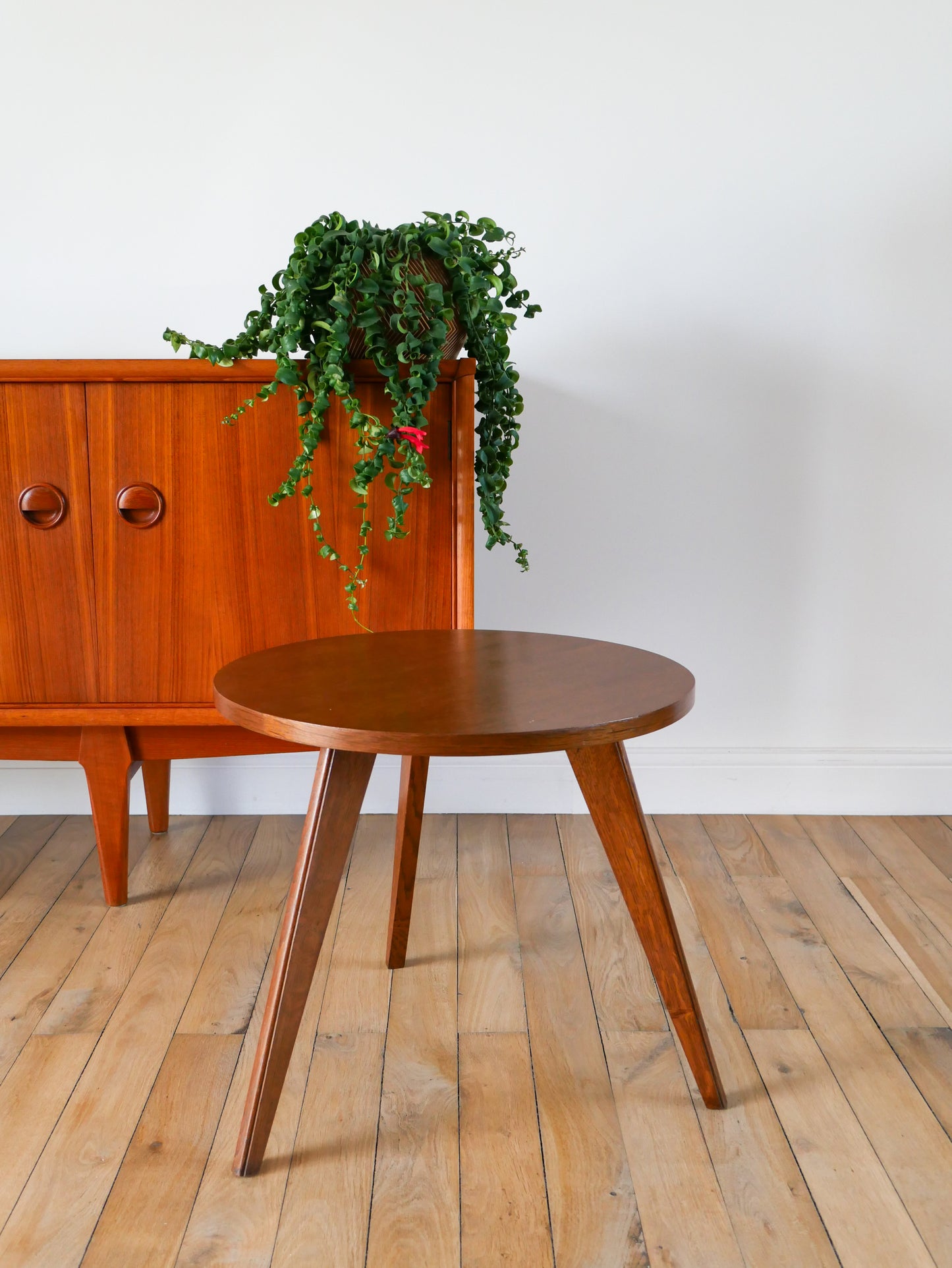 Table basse tripode scandinave, en placage hêtre, 1950