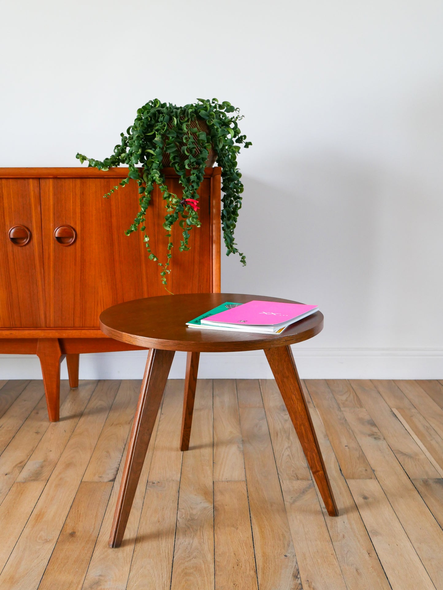 Table basse tripode scandinave, en placage hêtre, 1950