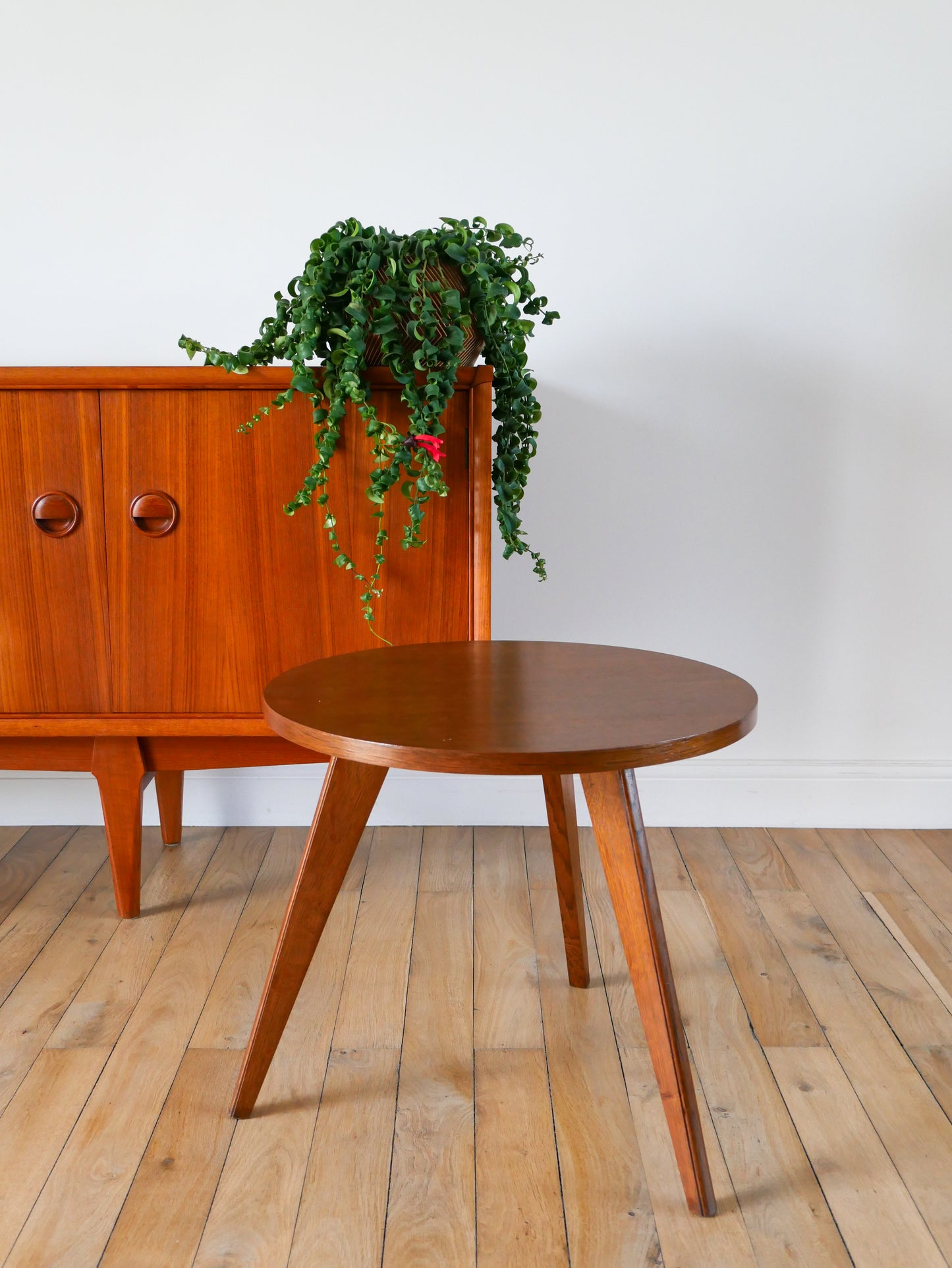 Table basse tripode scandinave, en placage hêtre, 1950