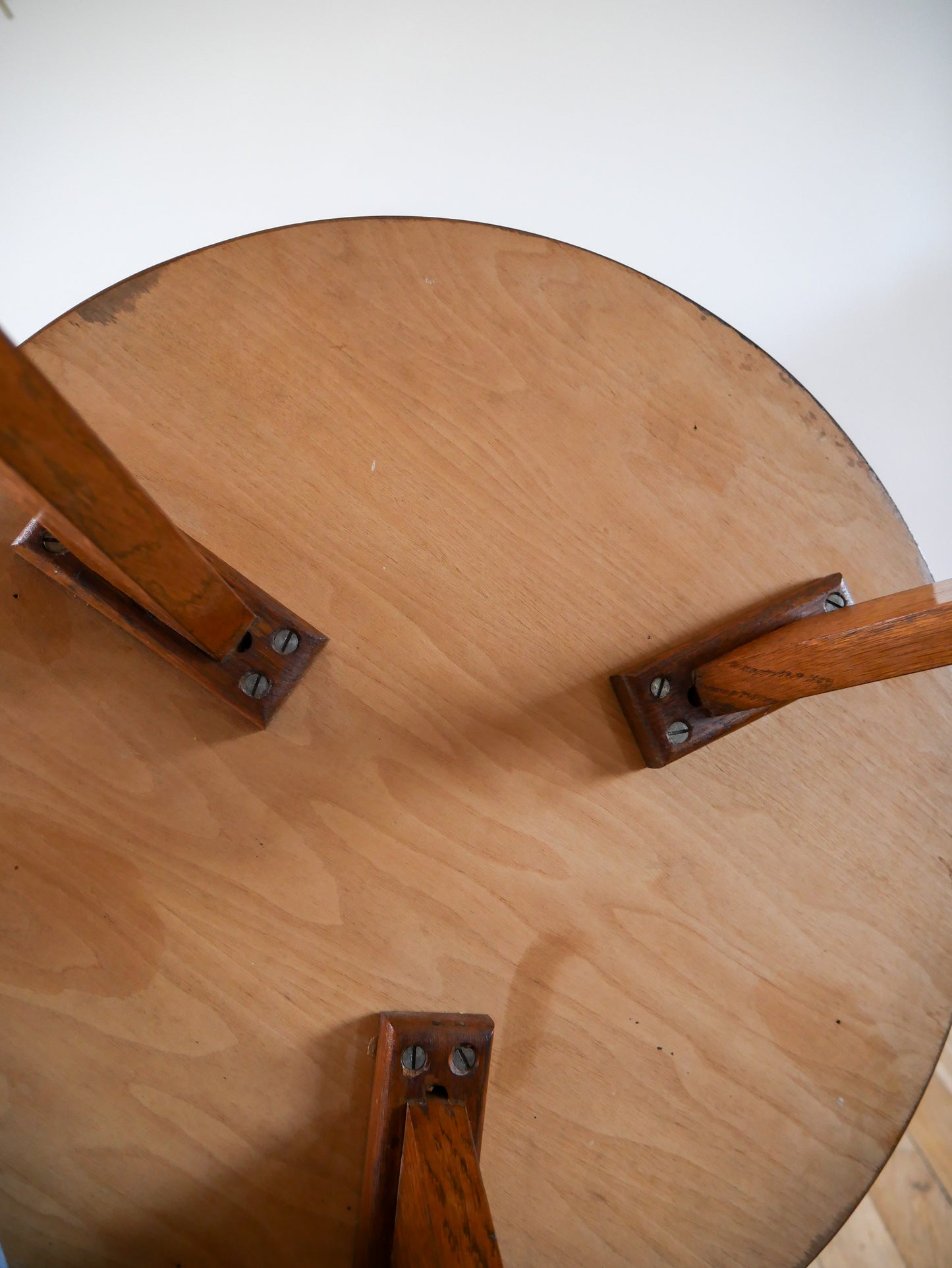 Table basse tripode scandinave, en placage hêtre, 1950