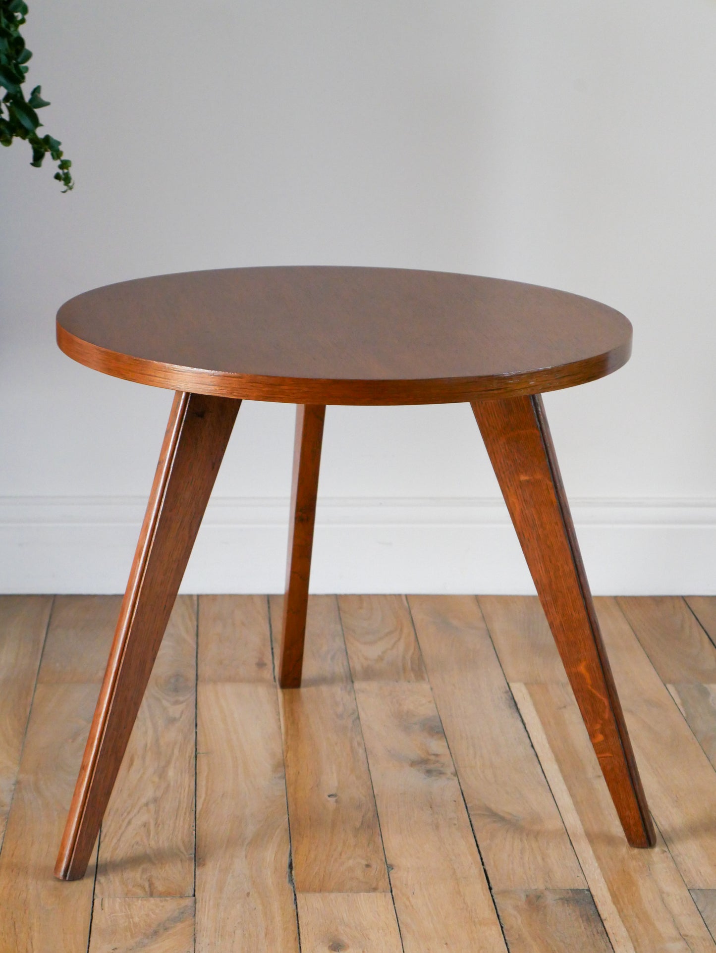 Table basse tripode scandinave, en placage hêtre, 1950