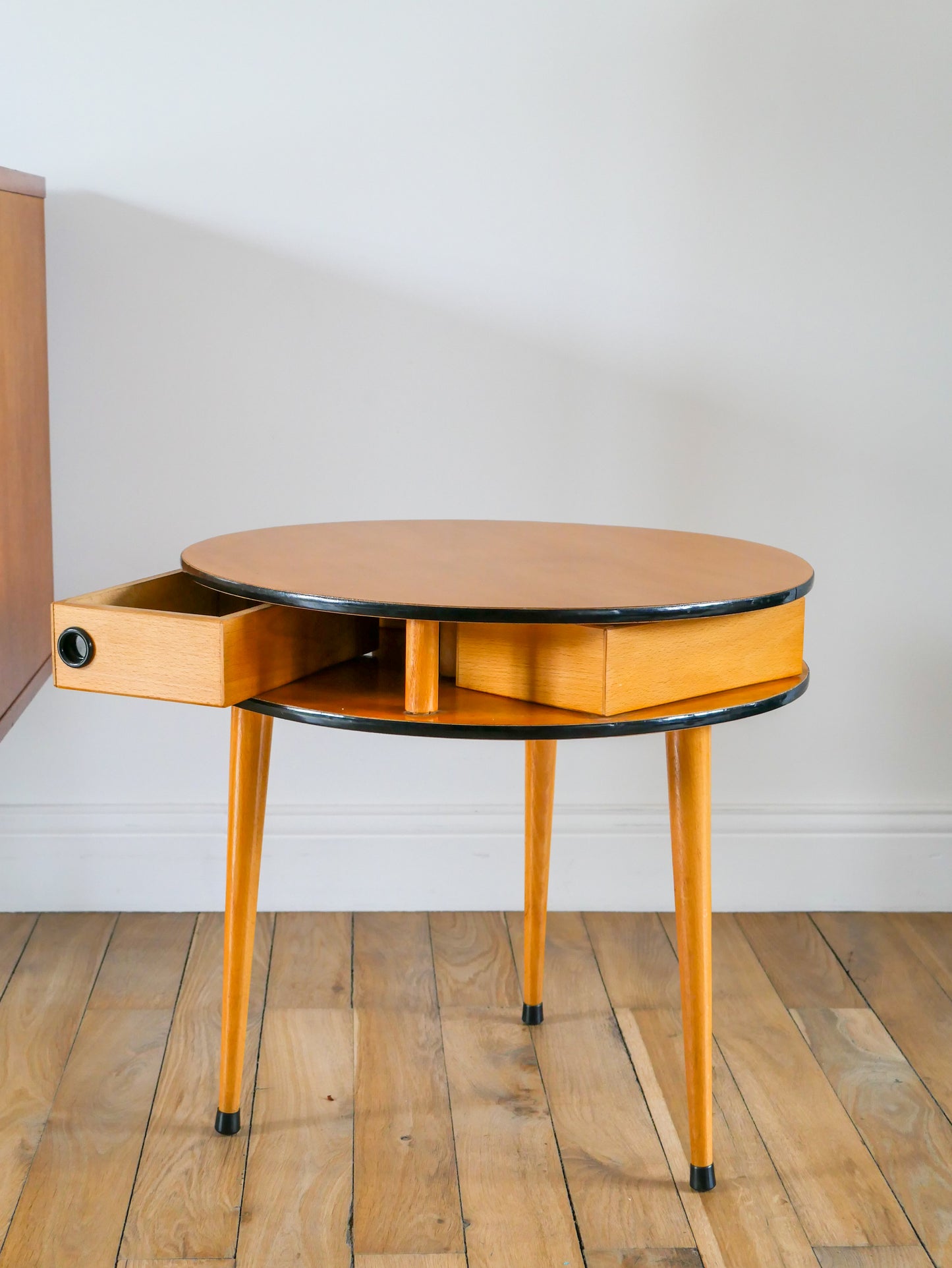 Table basse ronde tripode en placage clair, avec tiroirs, Design, 1960