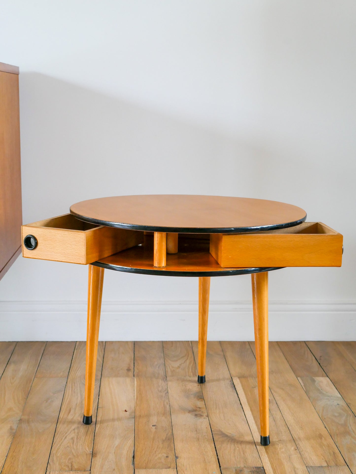 Table basse ronde tripode en placage clair, avec tiroirs, Design, 1960