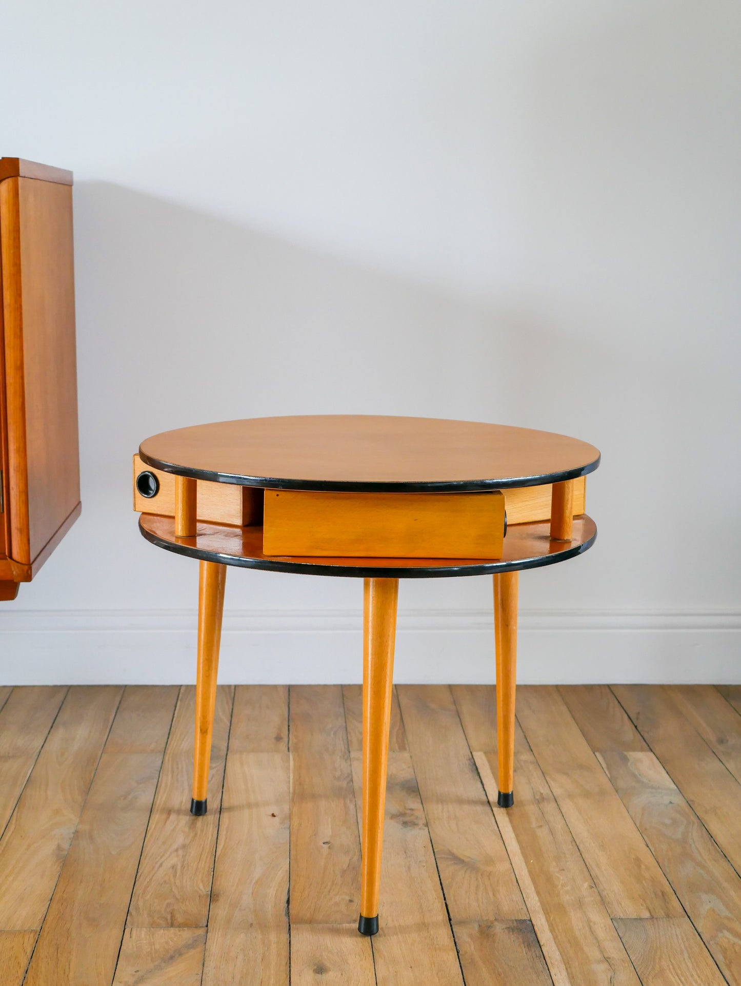 Table basse ronde tripode en placage clair, avec tiroirs, Design, 1960