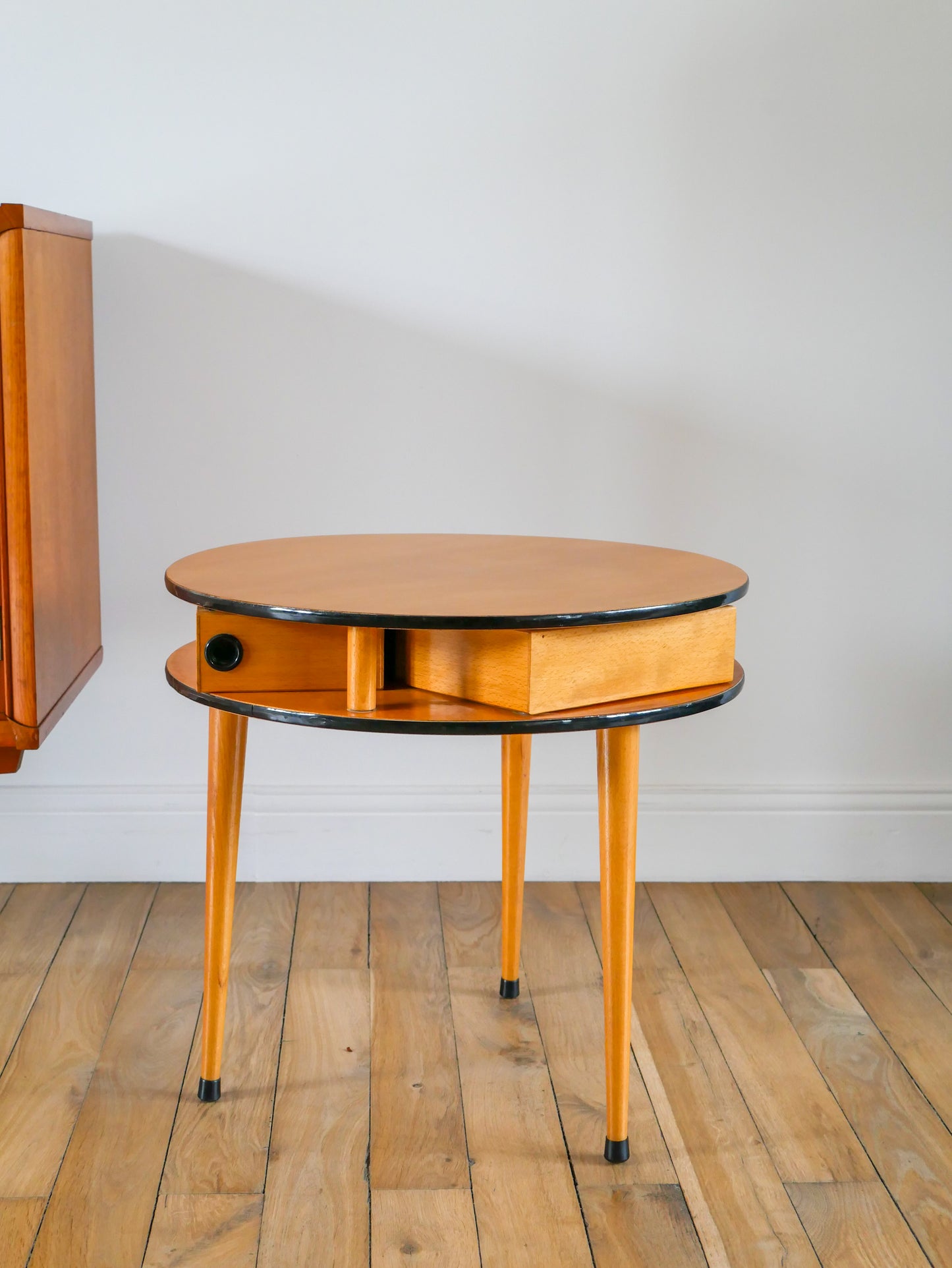 Table basse ronde tripode en placage clair, avec tiroirs, Design, 1960