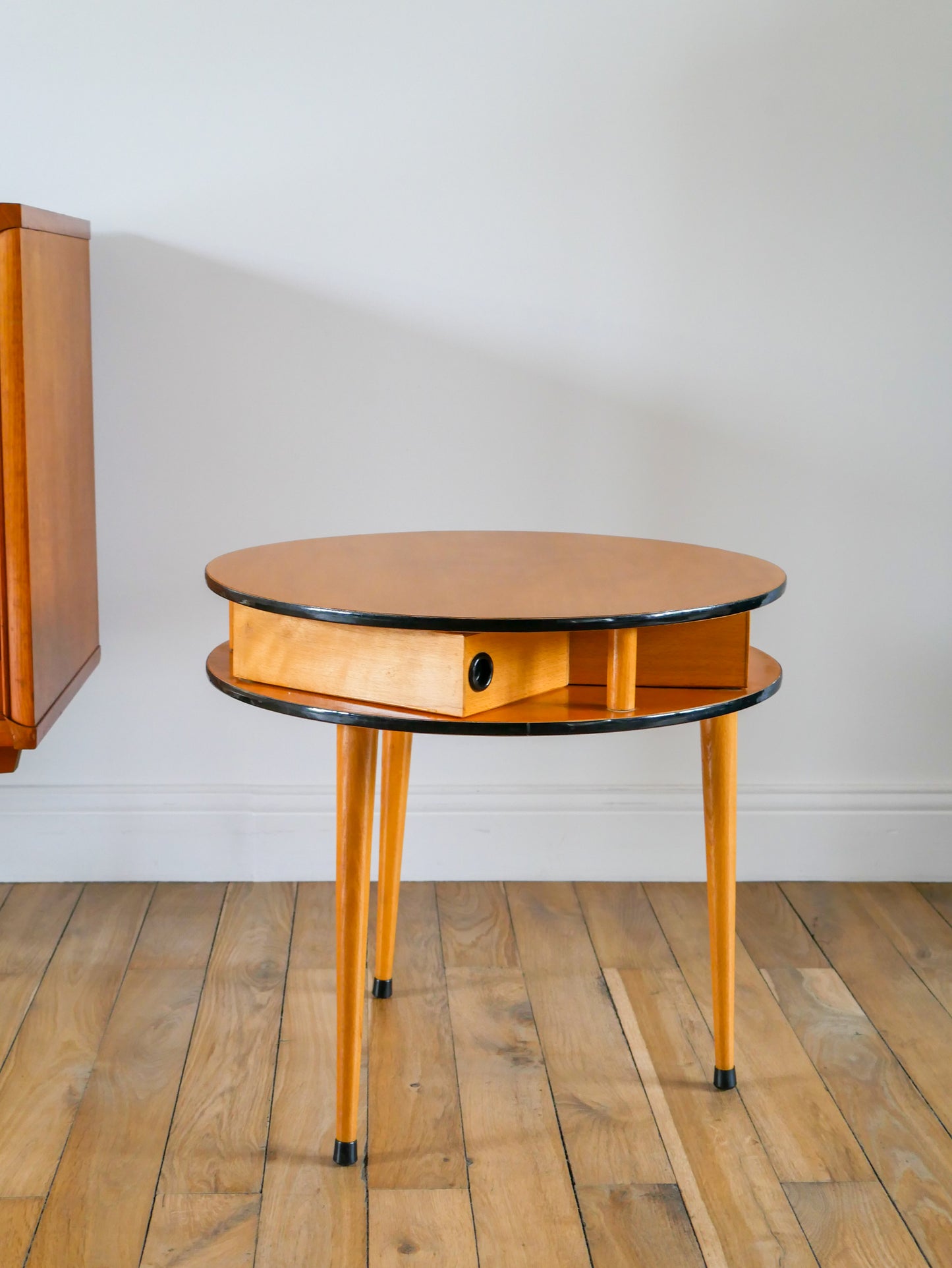 Table basse ronde tripode en placage clair, avec tiroirs, Design, 1960