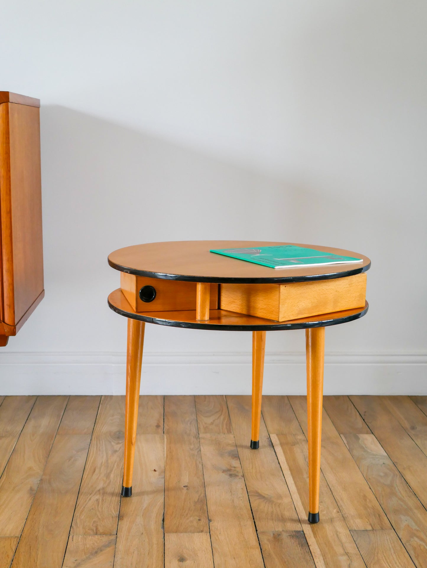 Table basse ronde tripode en placage clair, avec tiroirs, Design, 1960