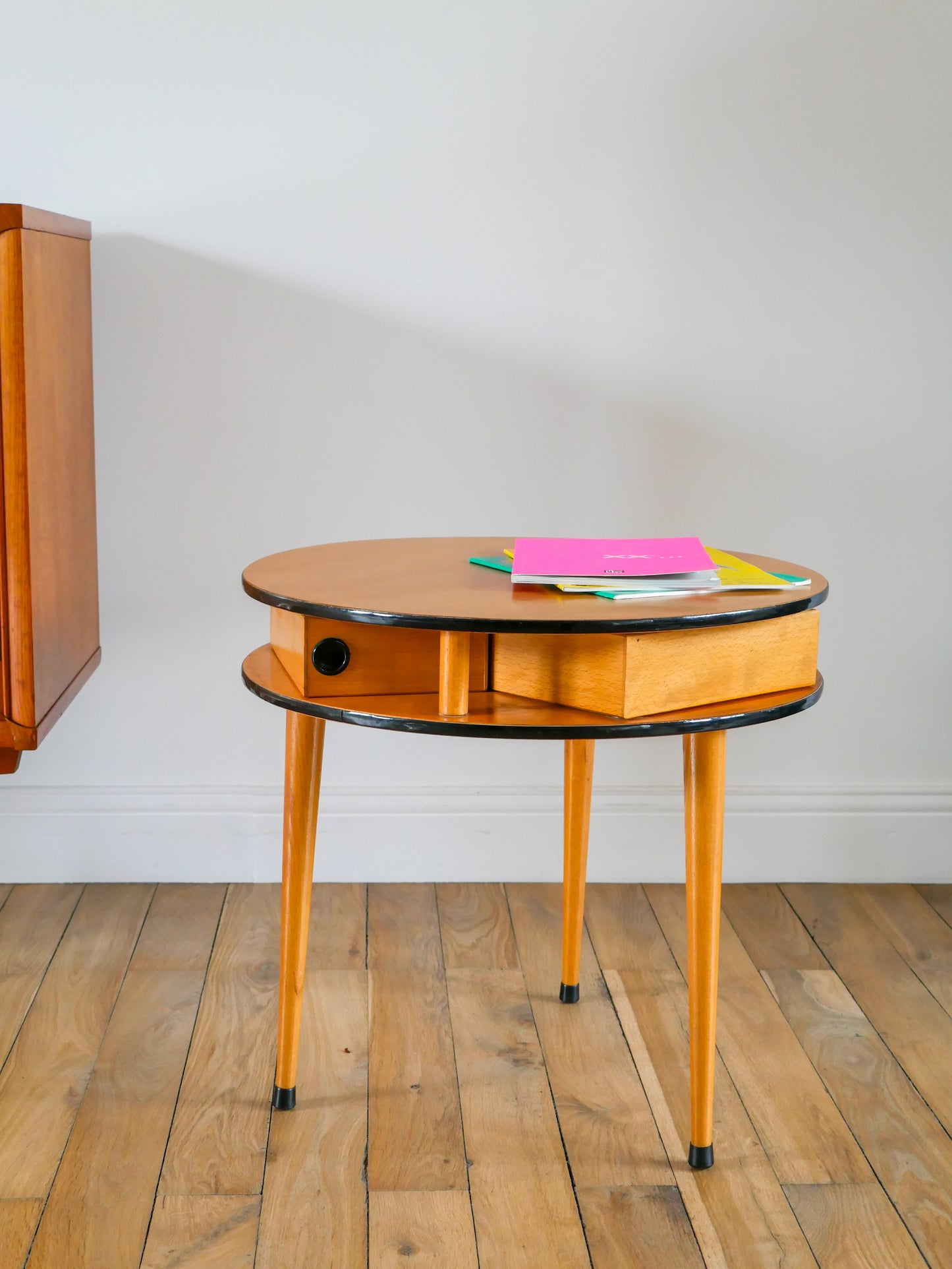 Table basse ronde tripode en placage clair, avec tiroirs, Design, 1960