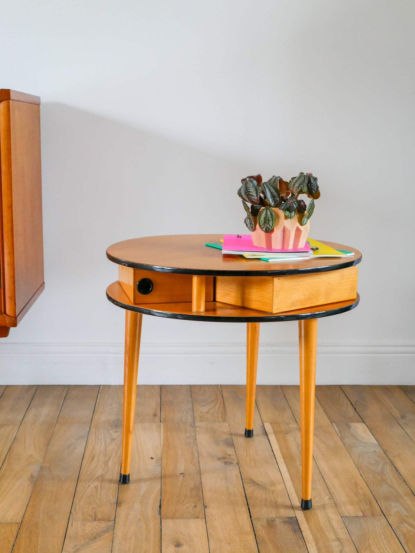 Table basse ronde tripode en placage clair, avec tiroirs, Design, 1960