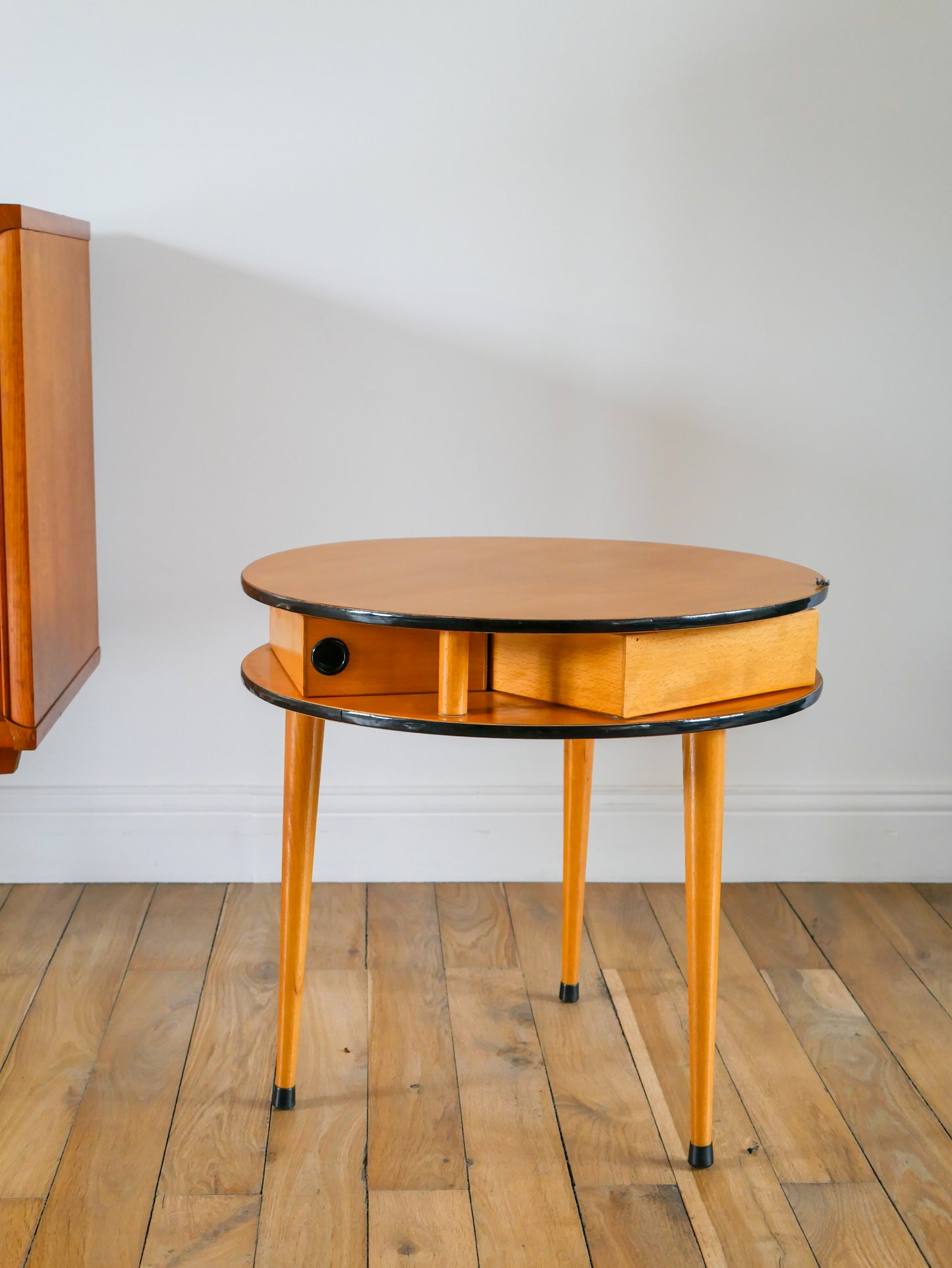 Table basse ronde tripode en placage clair, avec tiroirs, Design, 1960