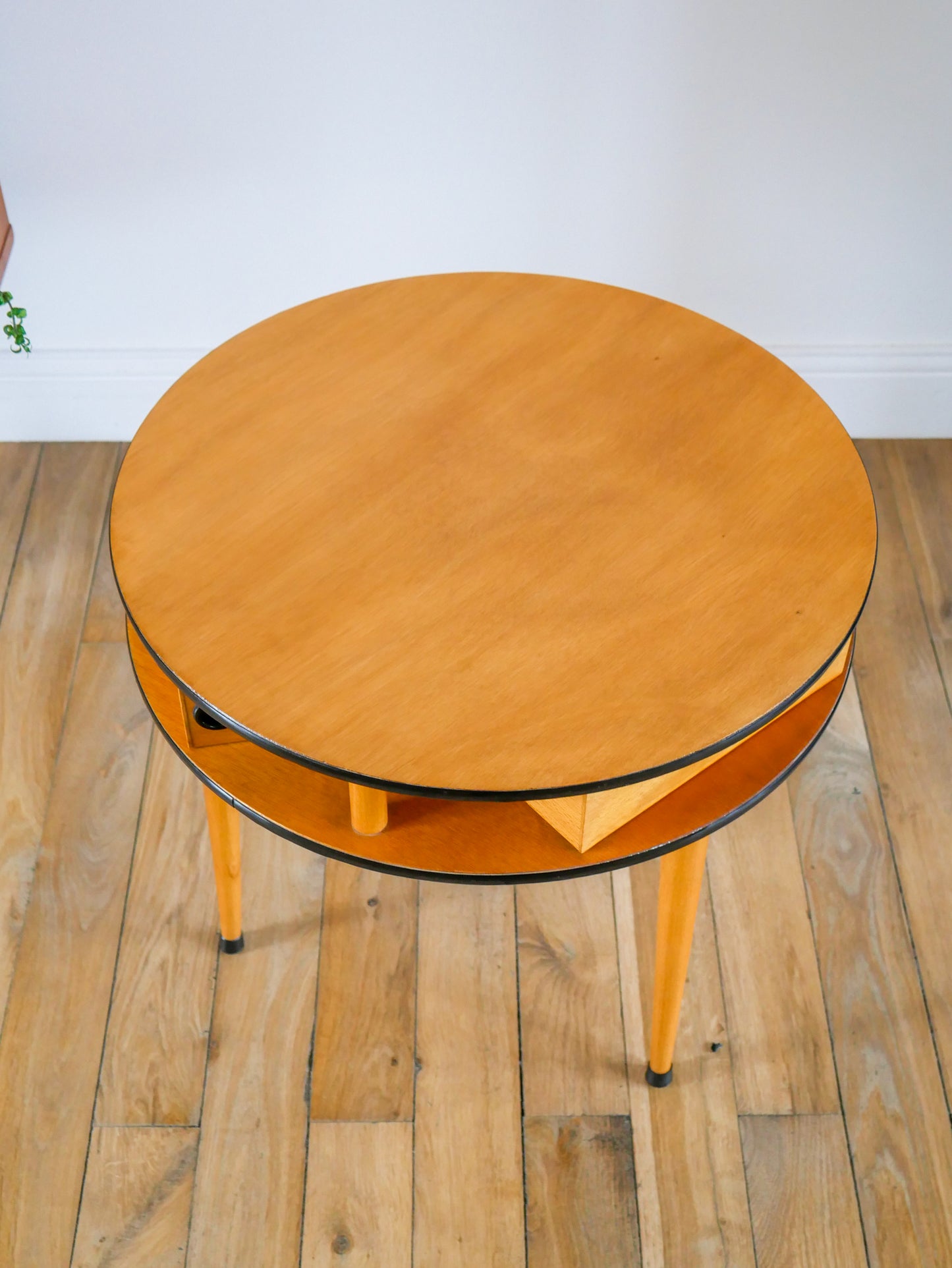 Table basse ronde tripode en placage clair, avec tiroirs, Design, 1960