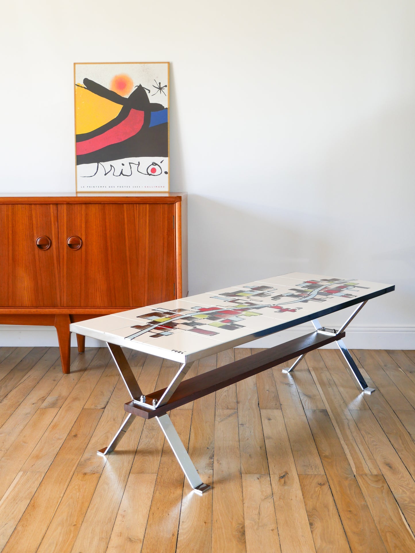 Table basse en céramique, pieds en chrome et teck, Space Age, Signée, 1970