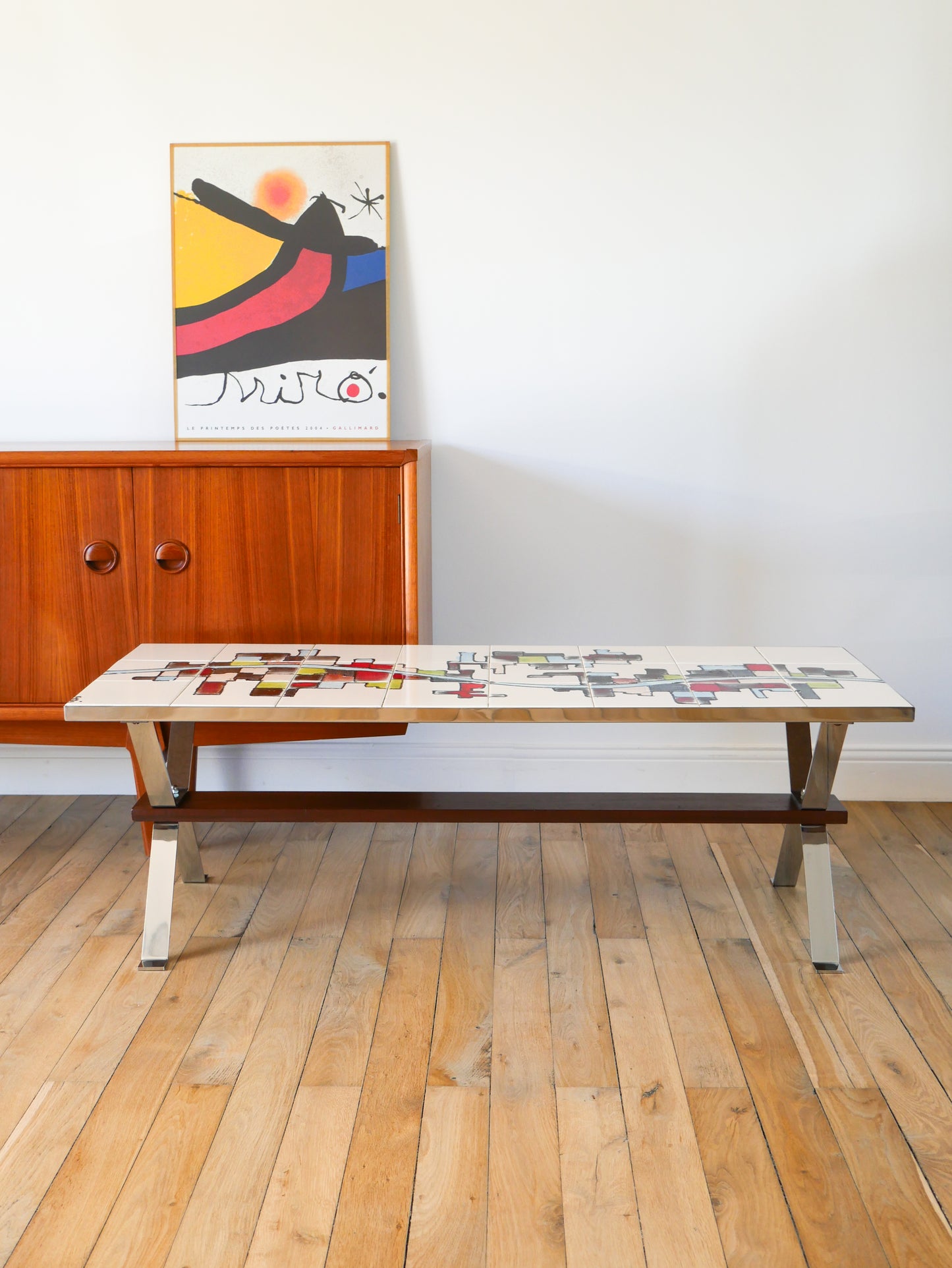 Table basse en céramique, pieds en chrome et teck, Space Age, Signée, 1970