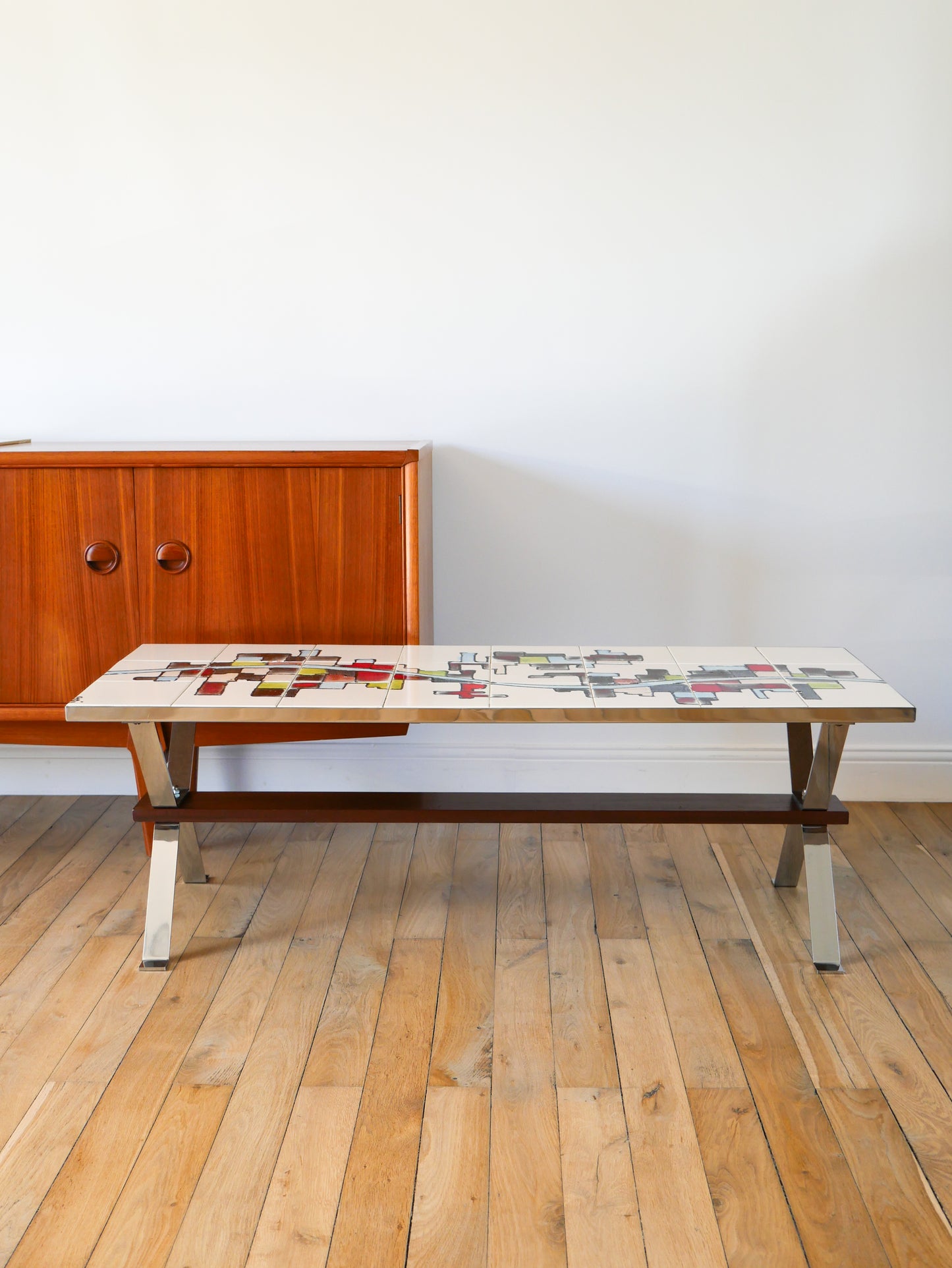 Table basse en céramique, pieds en chrome et teck, Space Age, Signée, 1970