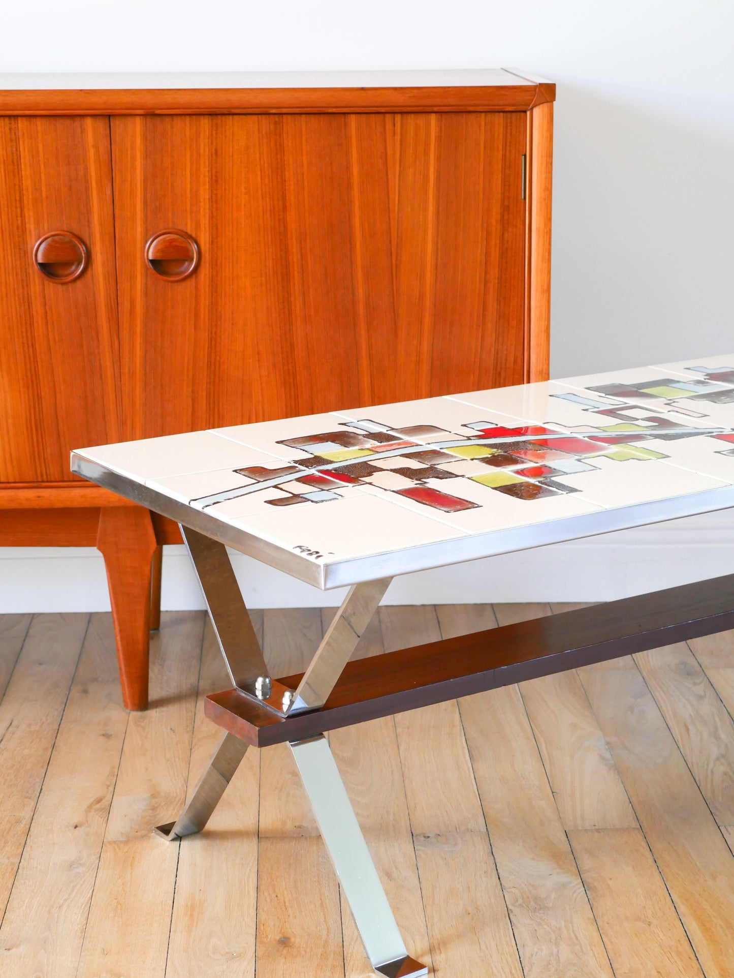 Table basse en céramique, pieds en chrome et teck, Space Age, Signée, 1970