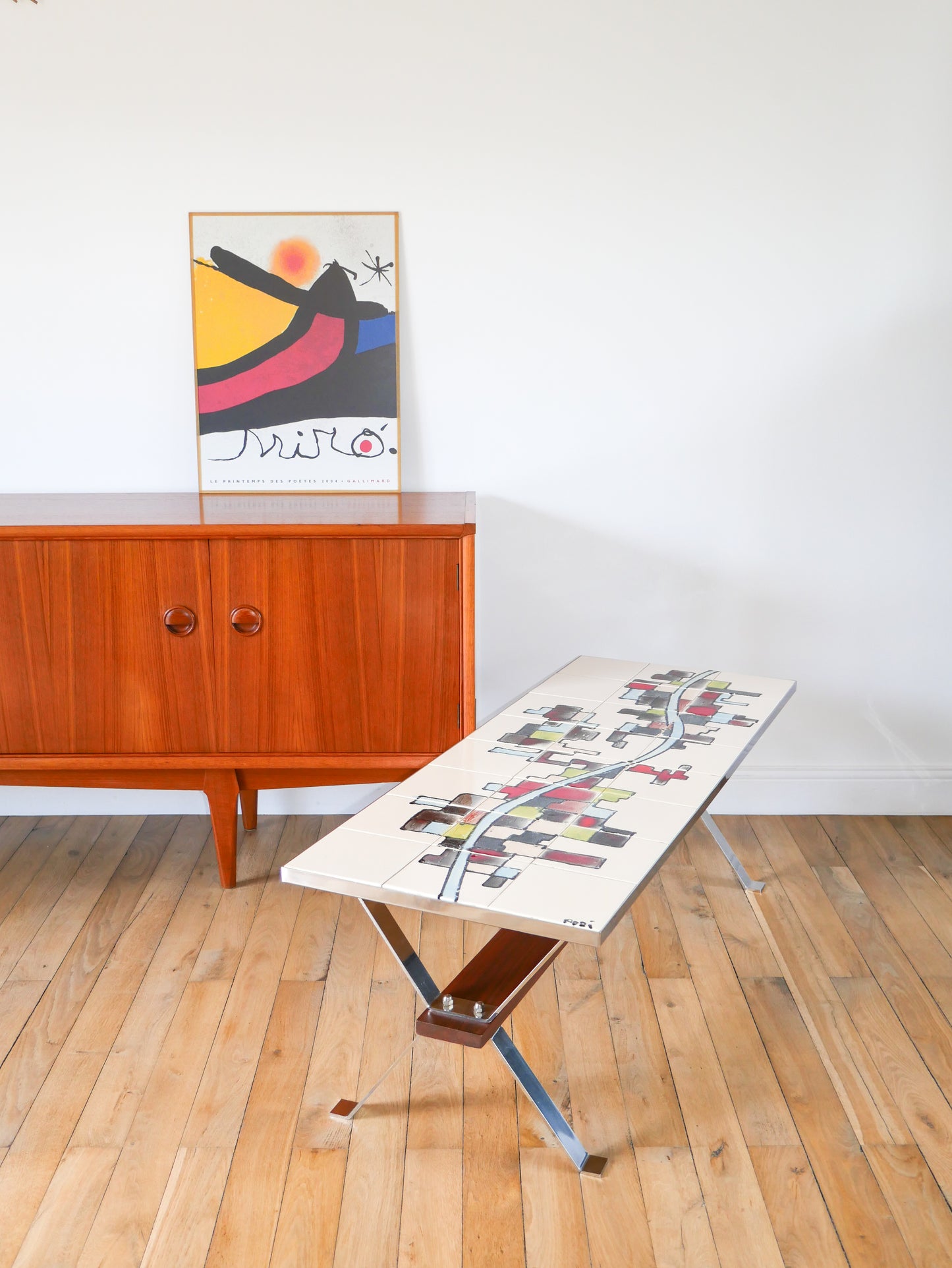 Table basse en céramique, pieds en chrome et teck, Space Age, Signée, 1970