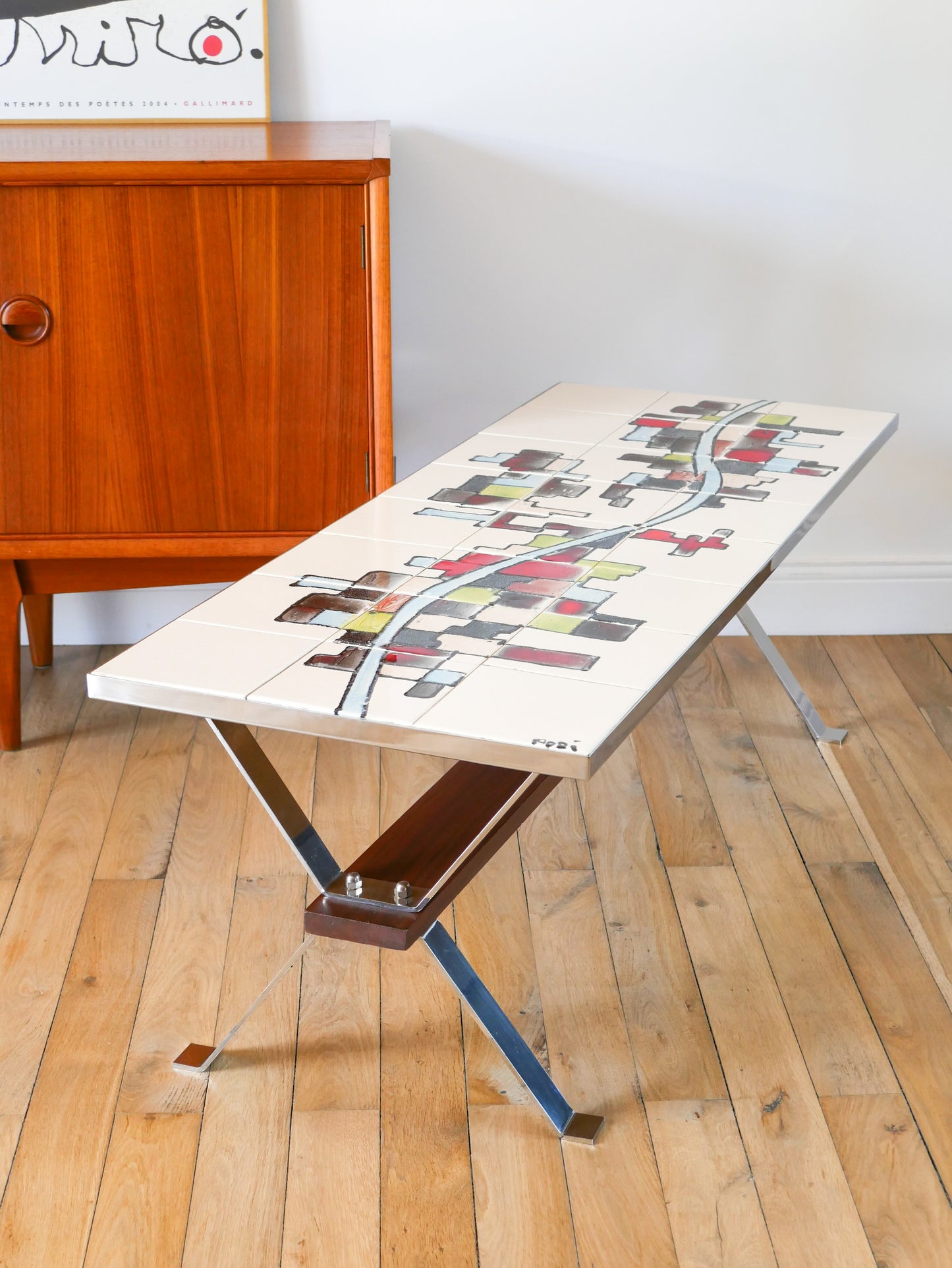 Table basse en céramique, pieds en chrome et teck, Space Age, Signée, 1970