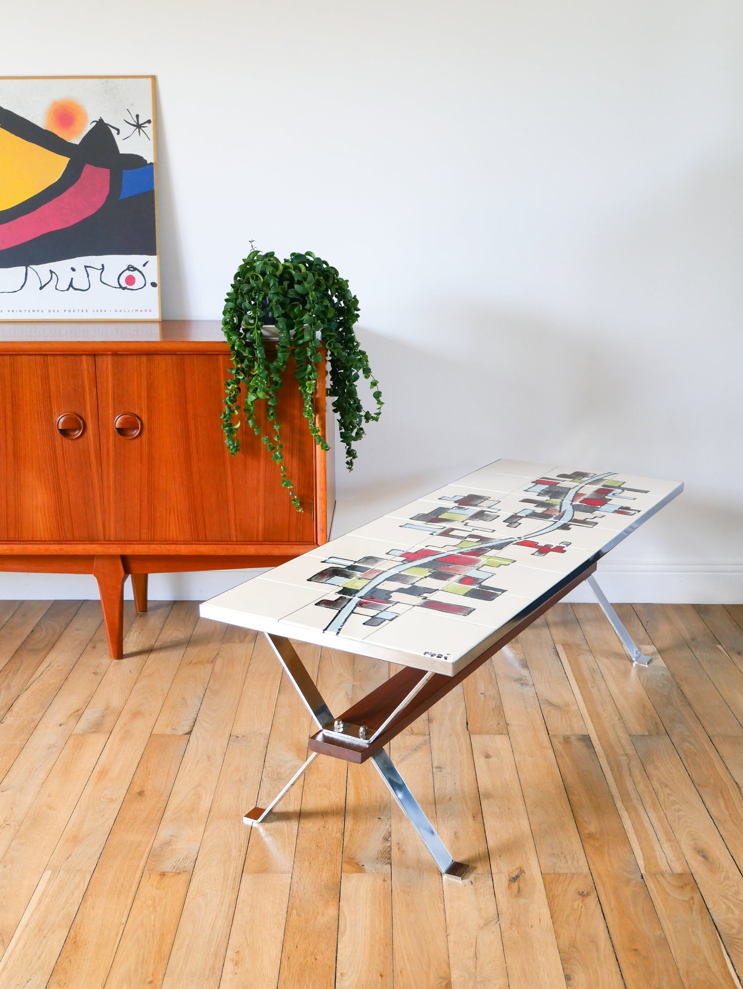 Table basse en céramique, pieds en chrome et teck, Space Age, Signée, 1970