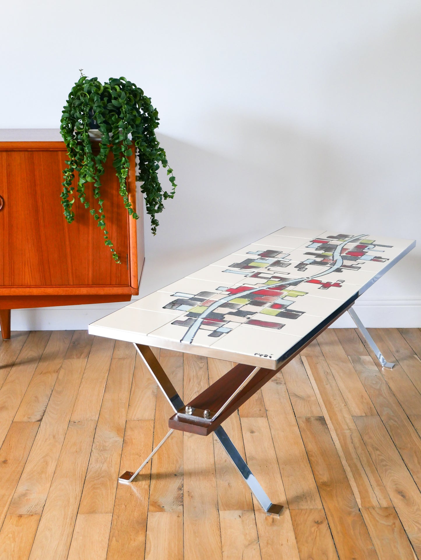 Table basse en céramique, pieds en chrome et teck, Space Age, Signée, 1970