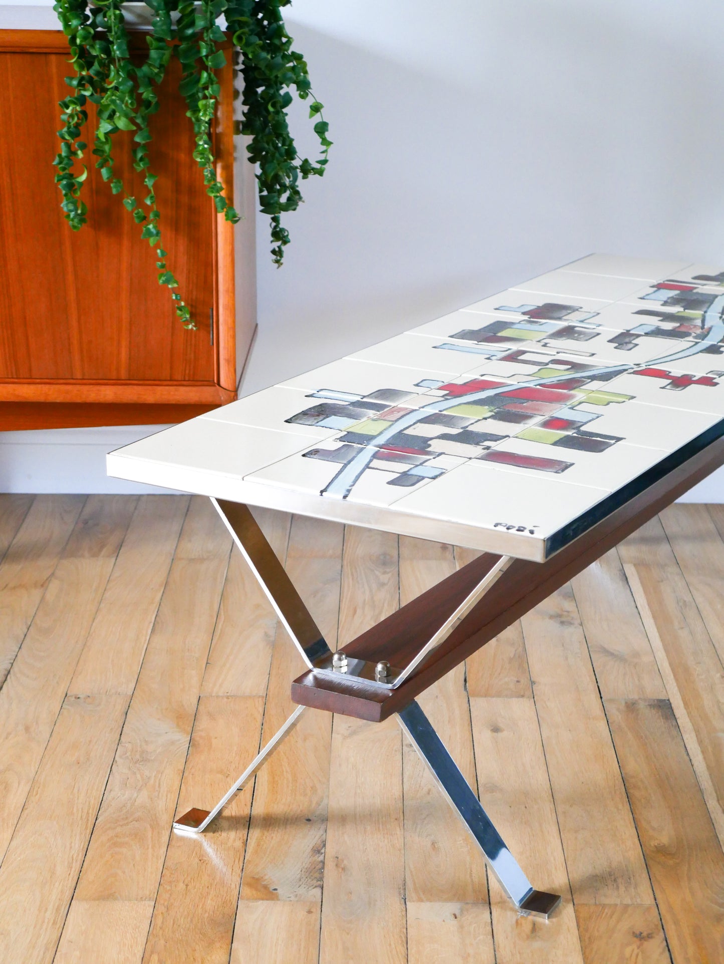 Table basse en céramique, pieds en chrome et teck, Space Age, Signée, 1970