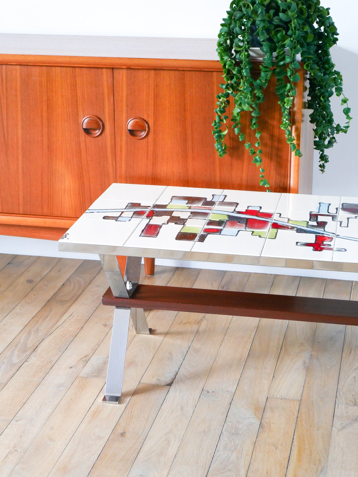 Table basse en céramique, pieds en chrome et teck, Space Age, Signée, 1970