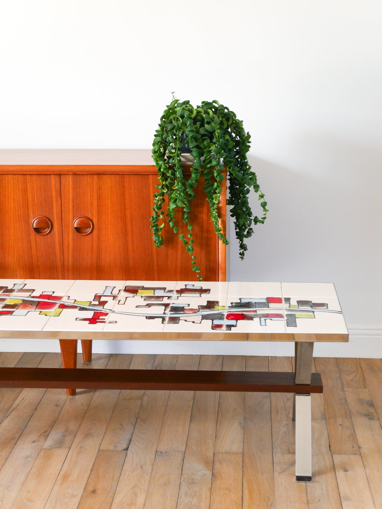 Table basse en céramique, pieds en chrome et teck, Space Age, Signée, 1970