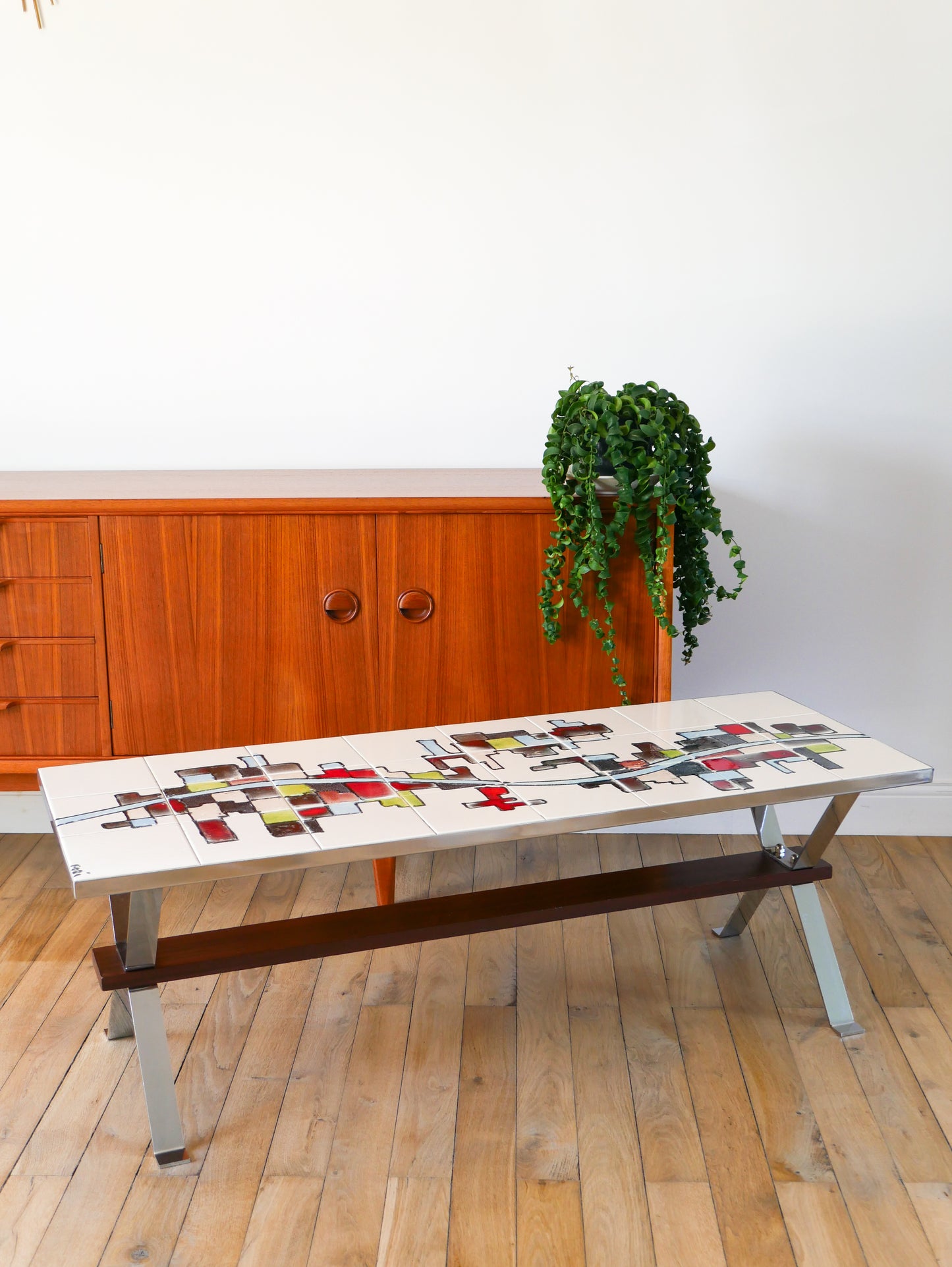 Table basse en céramique, pieds en chrome et teck, Space Age, Signée, 1970