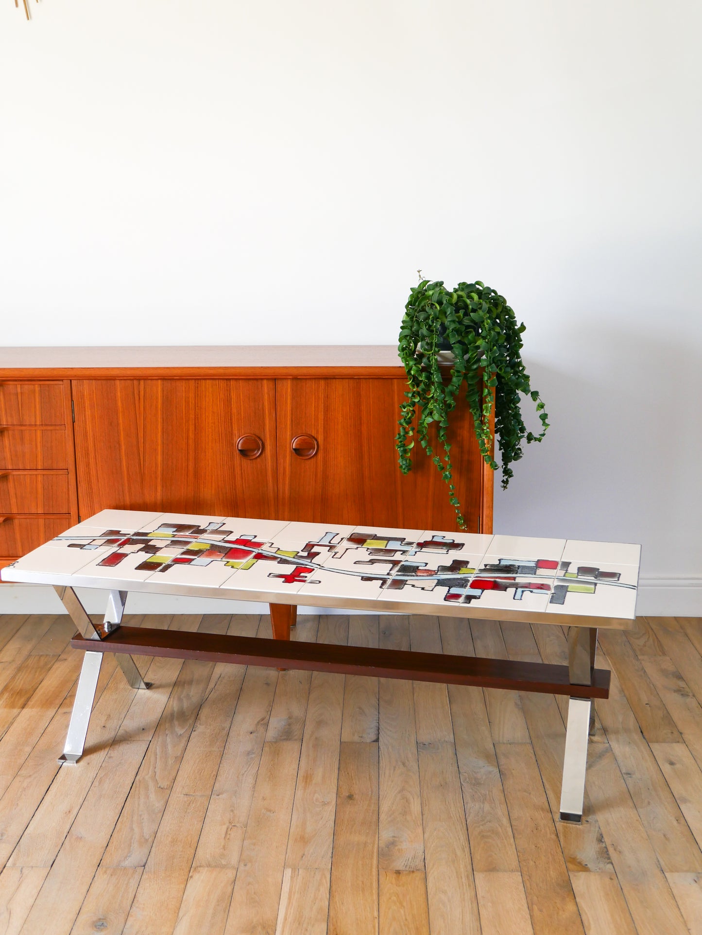 Table basse en céramique, pieds en chrome et teck, Space Age, Signée, 1970