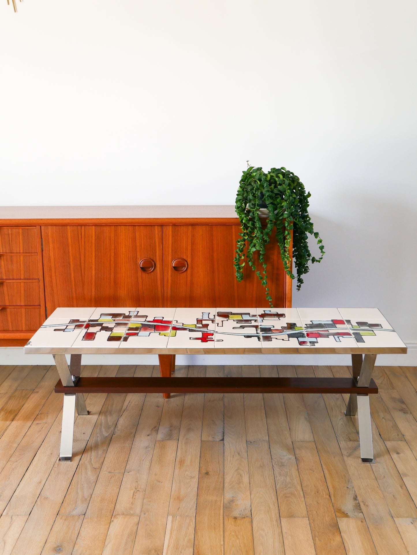 Table basse en céramique, pieds en chrome et teck, Space Age, Signée, 1970