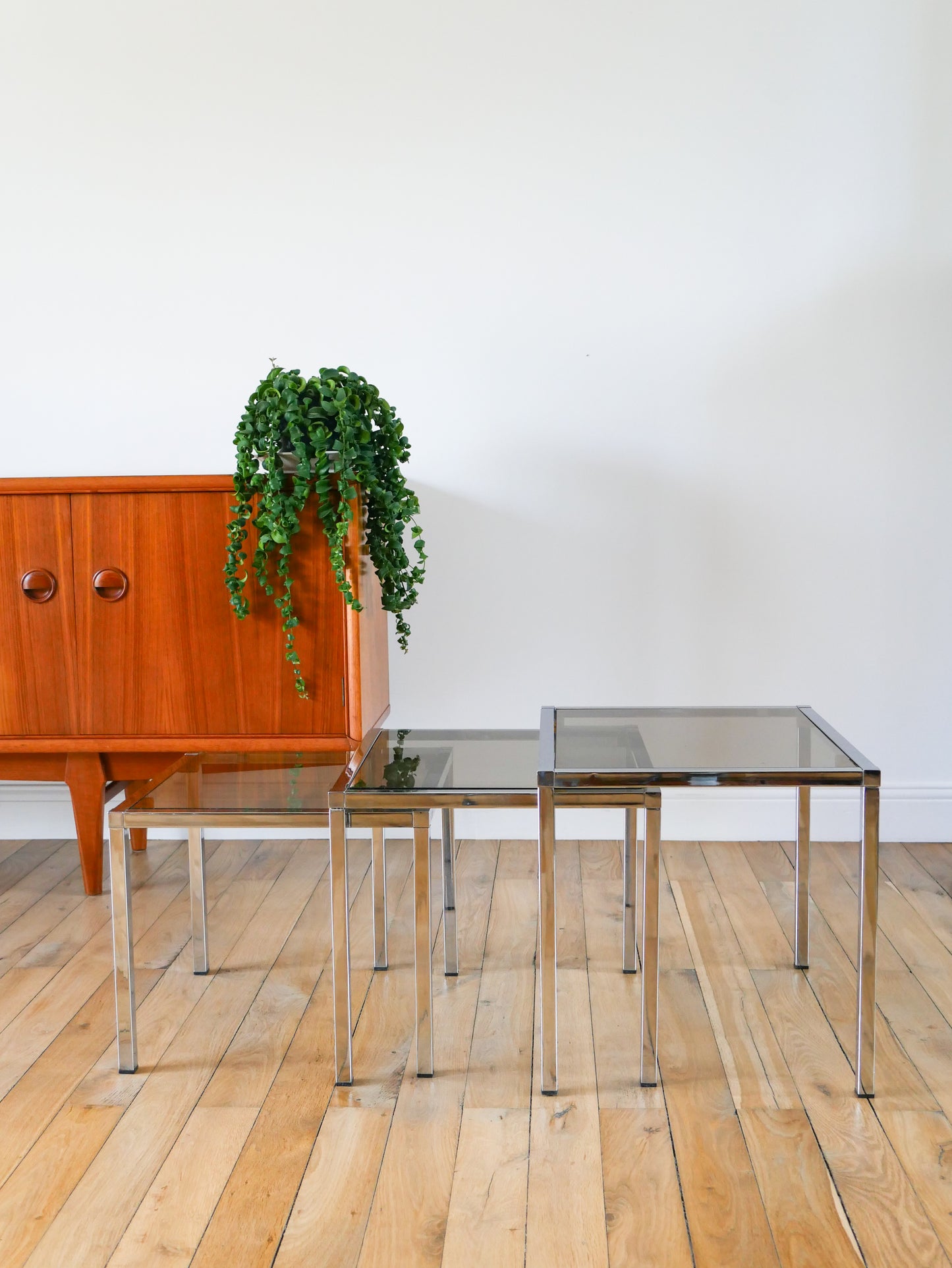 Ensemble de trois tables basses gigogne, en verre fumé et chrome, Design, 1970