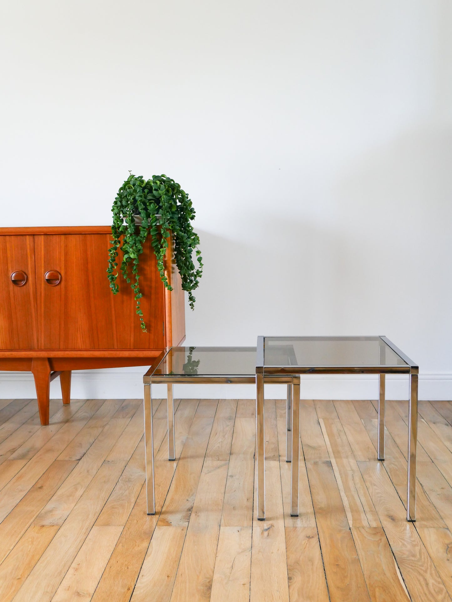 Ensemble de trois tables basses gigogne, en verre fumé et chrome, Design, 1970