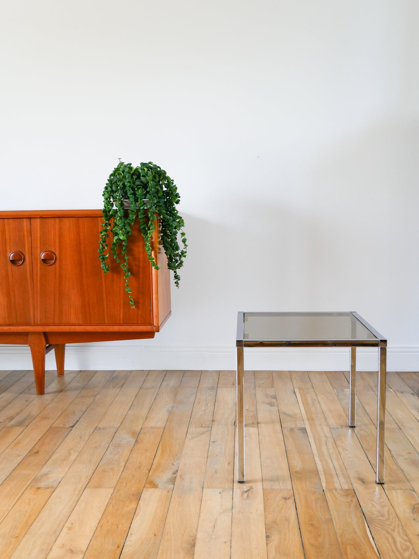 Ensemble de trois tables basses gigogne, en verre fumé et chrome, Design, 1970