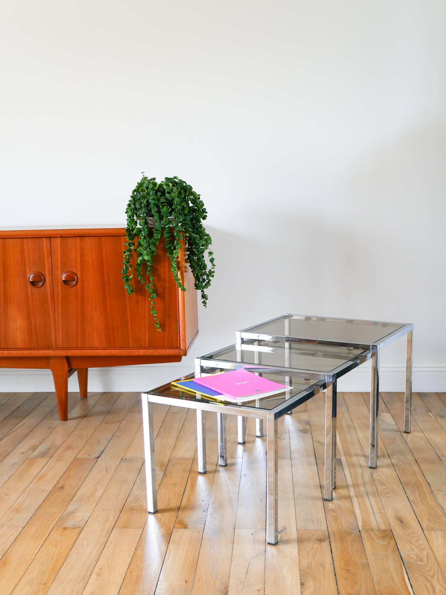 Ensemble de trois tables basses gigogne, en verre fumé et chrome, Design, 1970