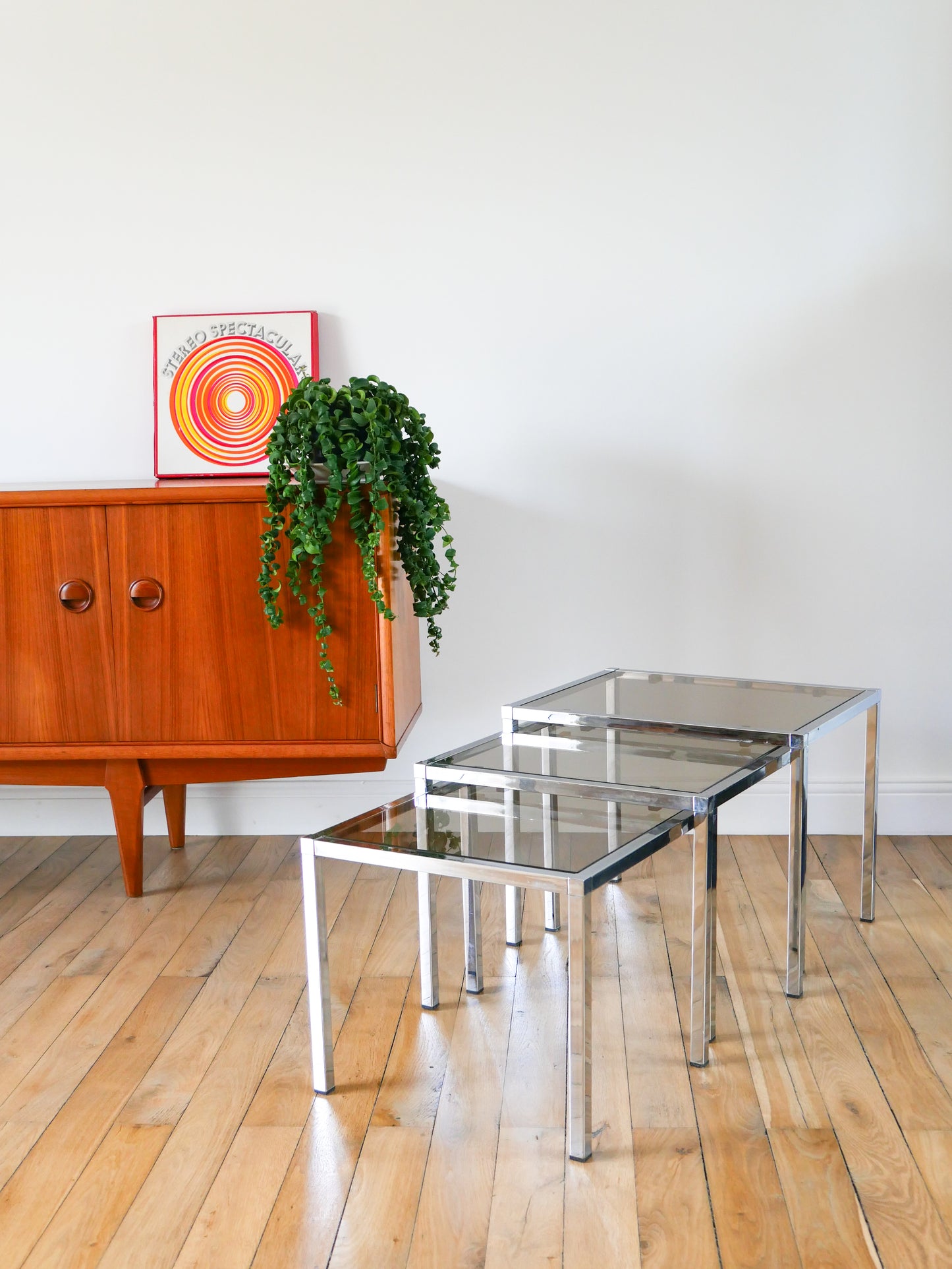 Ensemble de trois tables basses gigogne, en verre fumé et chrome, Design, 1970