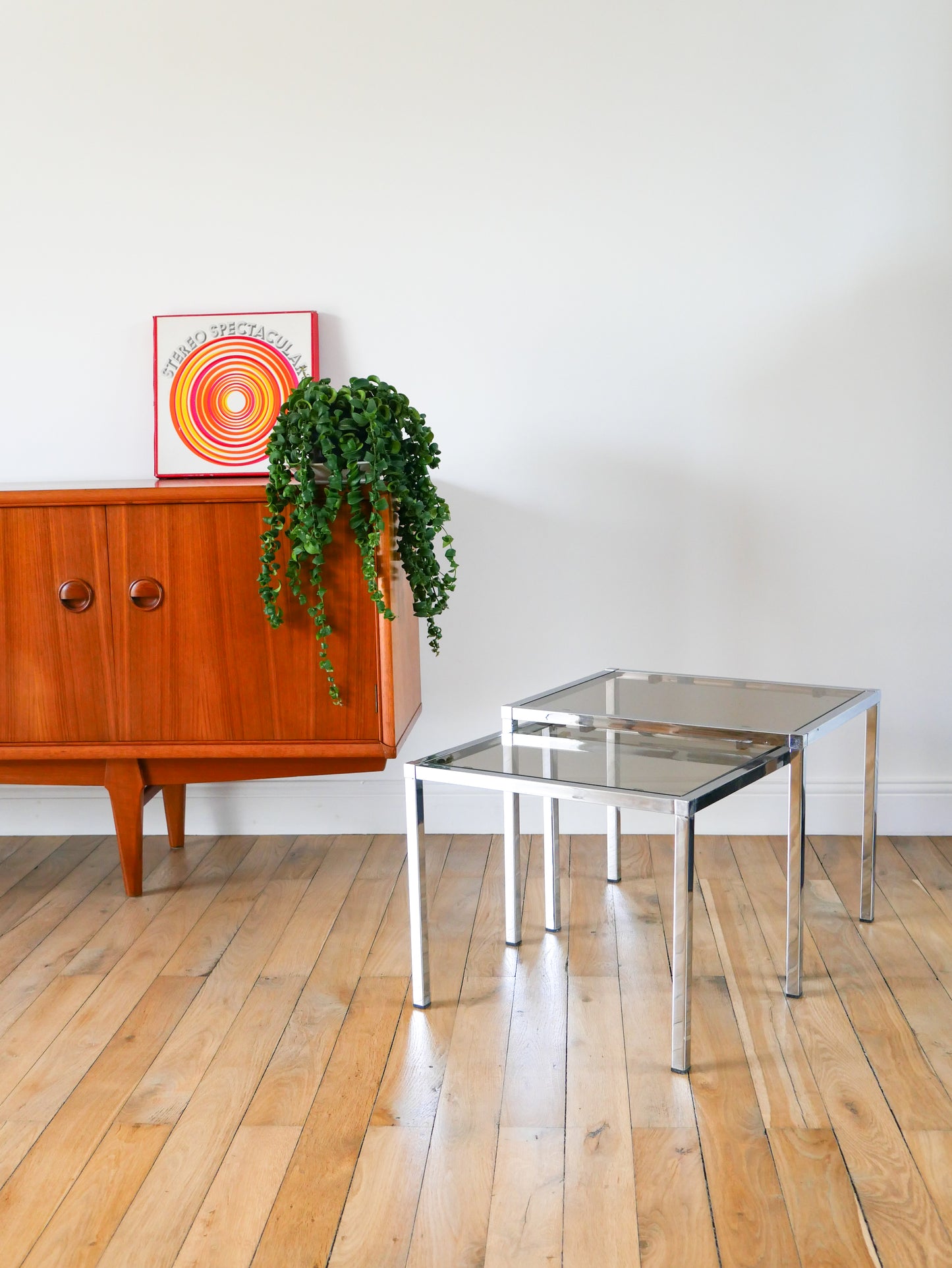 Ensemble de trois tables basses gigogne, en verre fumé et chrome, Design, 1970