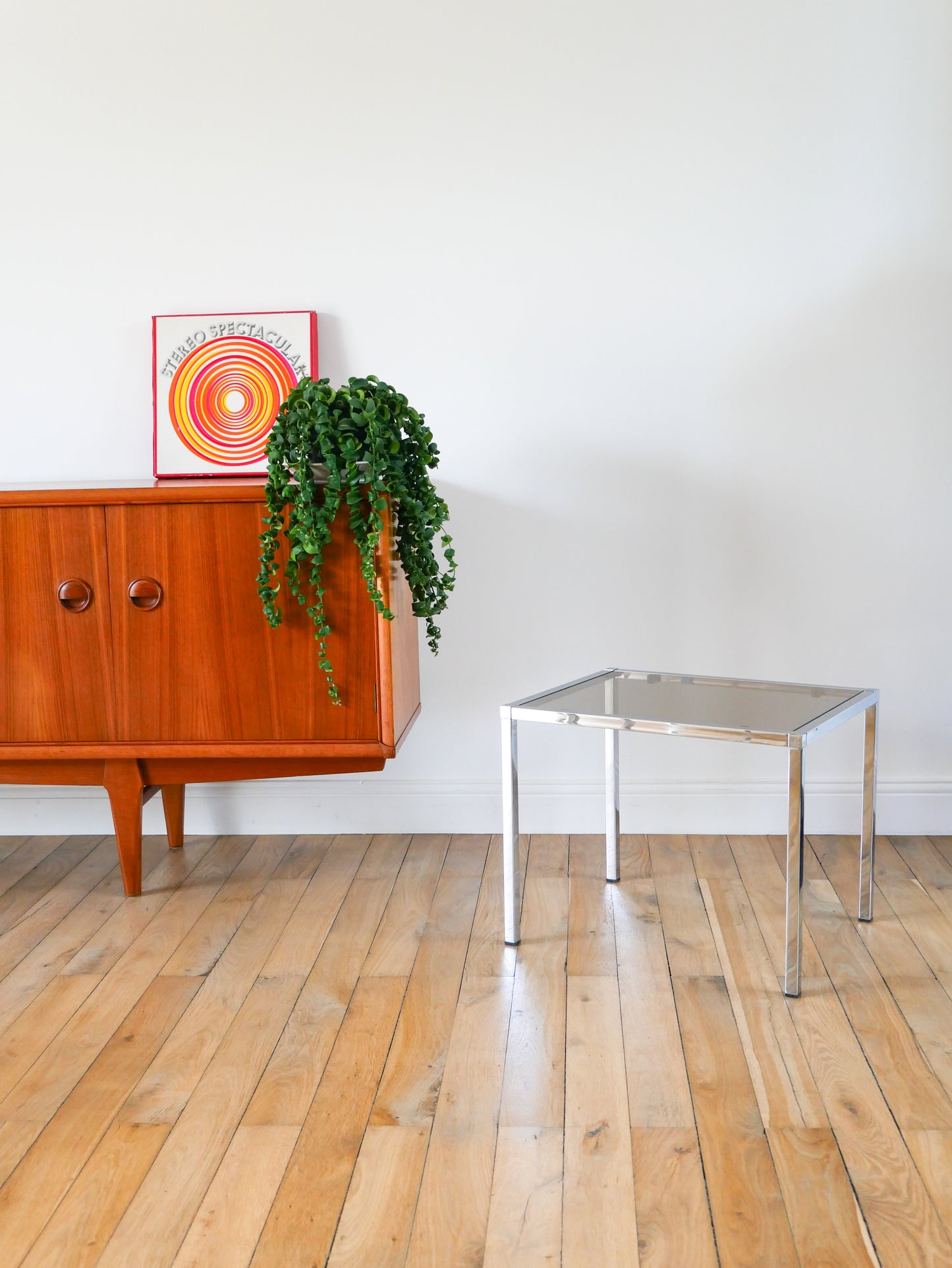 Ensemble de trois tables basses gigogne, en verre fumé et chrome, Design, 1970