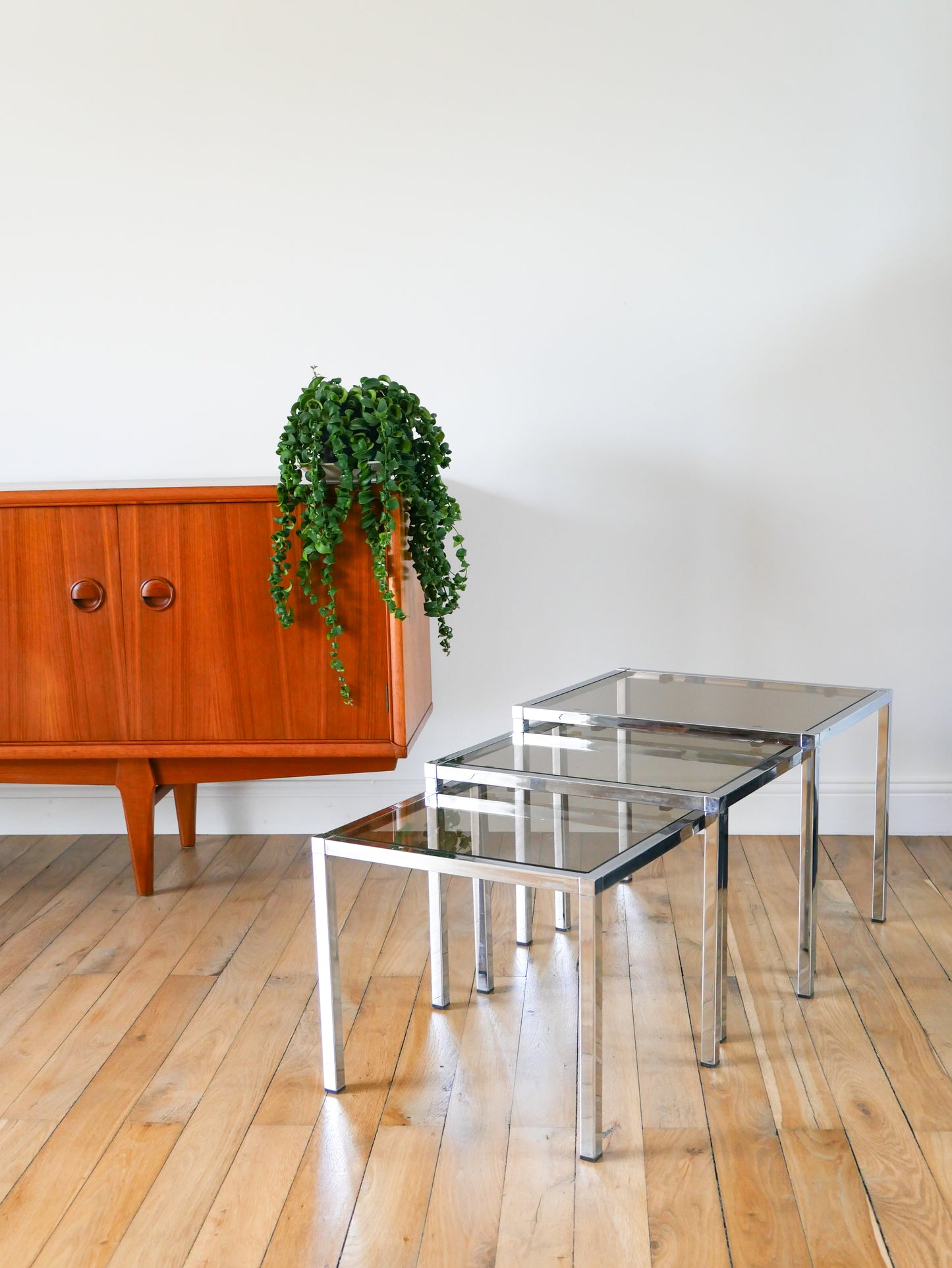 Ensemble de trois tables basses gigogne, en verre fumé et chrome, Design, 1970