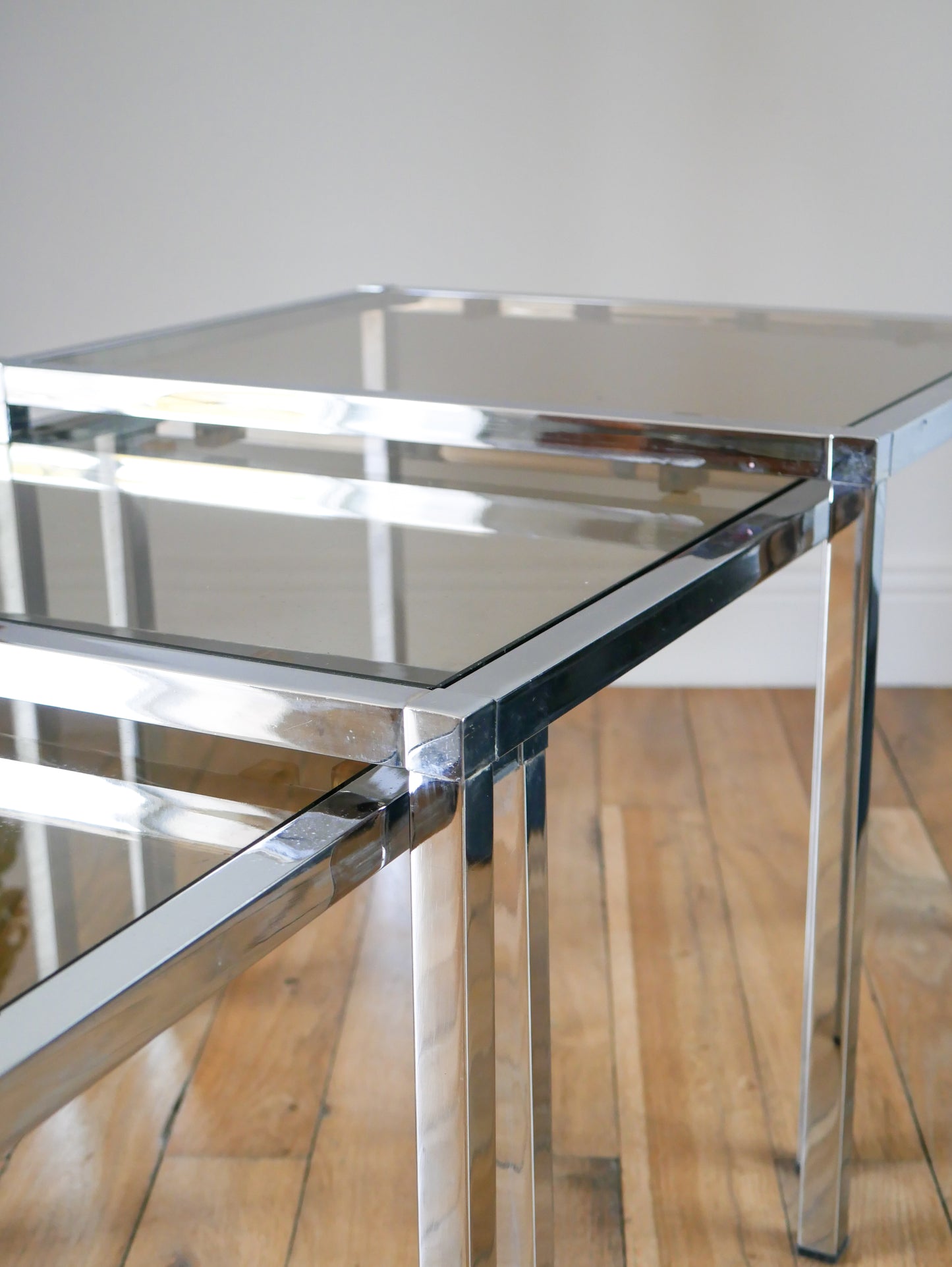 Ensemble de trois tables basses gigogne, en verre fumé et chrome, Design, 1970