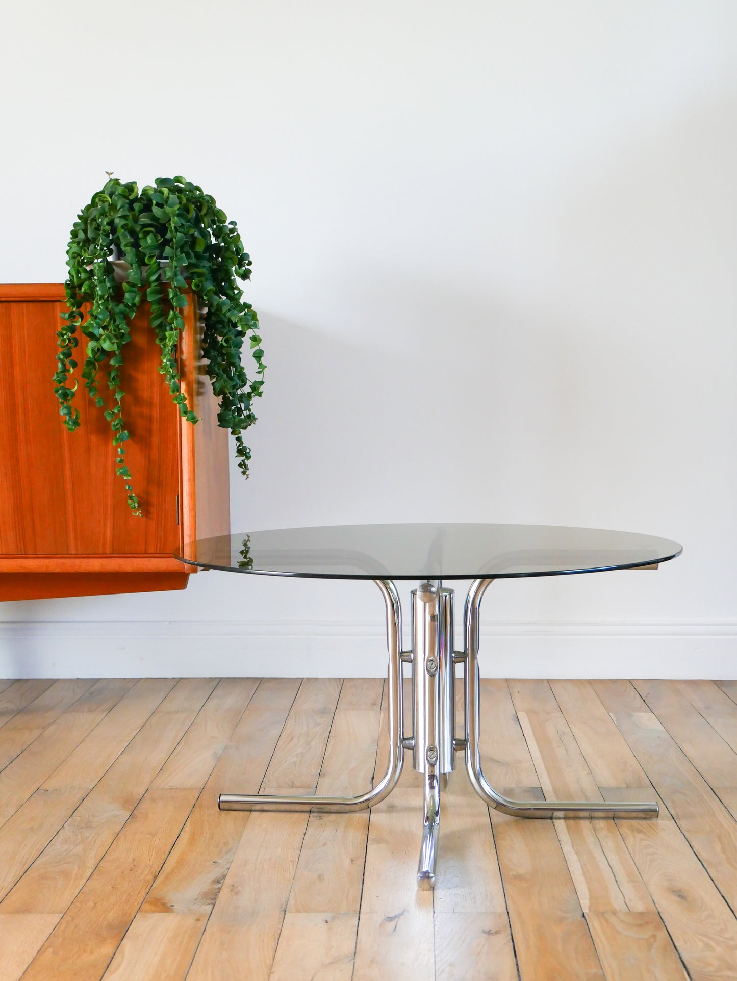 Table basse ronde en verre fumé et chrome, piètement étoile, Design, 1970