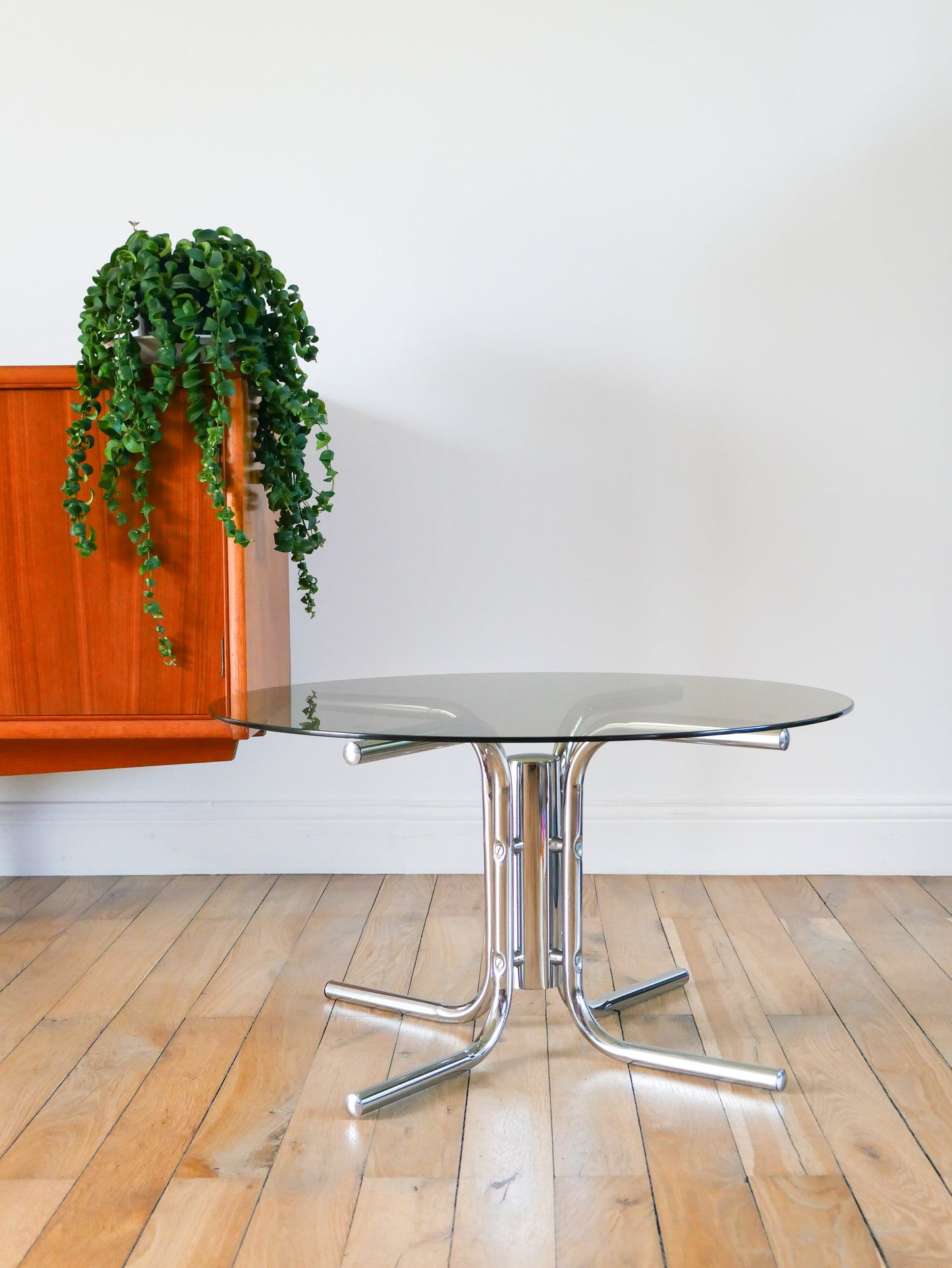 Table basse ronde en verre fumé et chrome, piètement étoile, Design, 1970