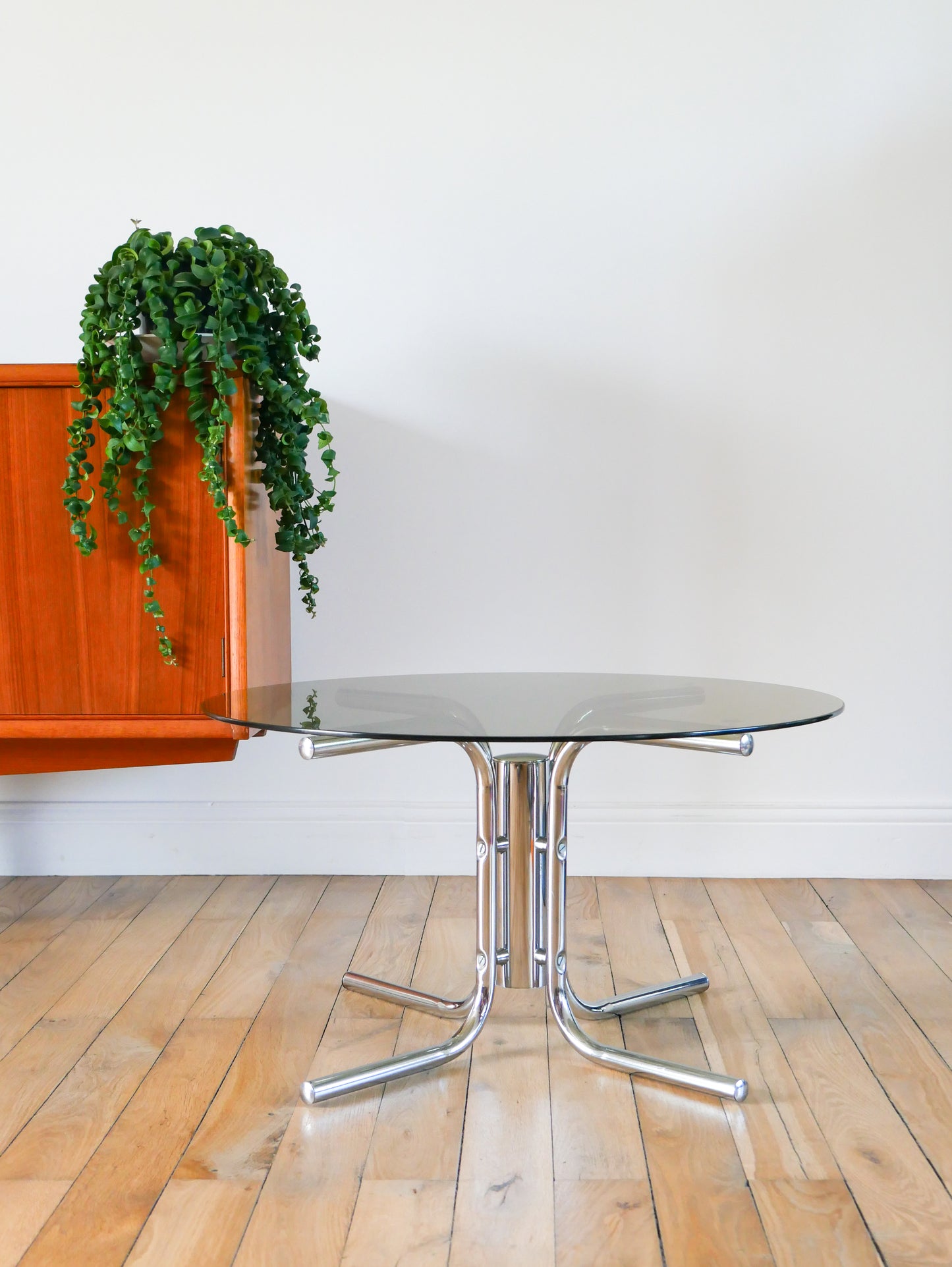 Table basse ronde en verre fumé et chrome, piètement étoile, Design, 1970