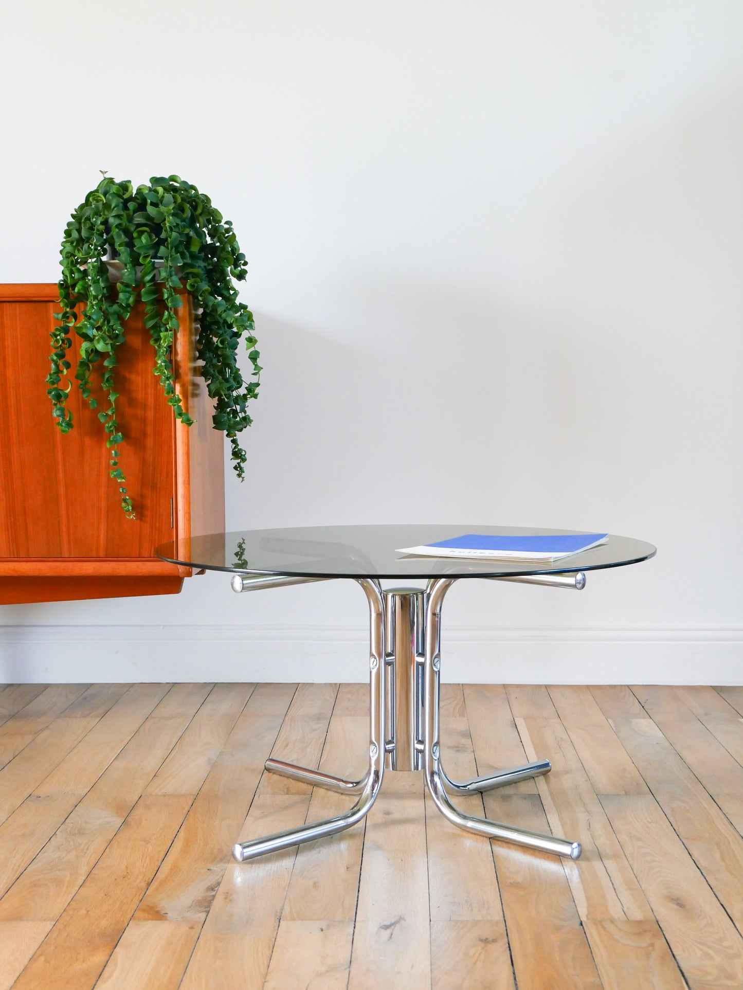 Table basse ronde en verre fumé et chrome, piètement étoile, Design, 1970