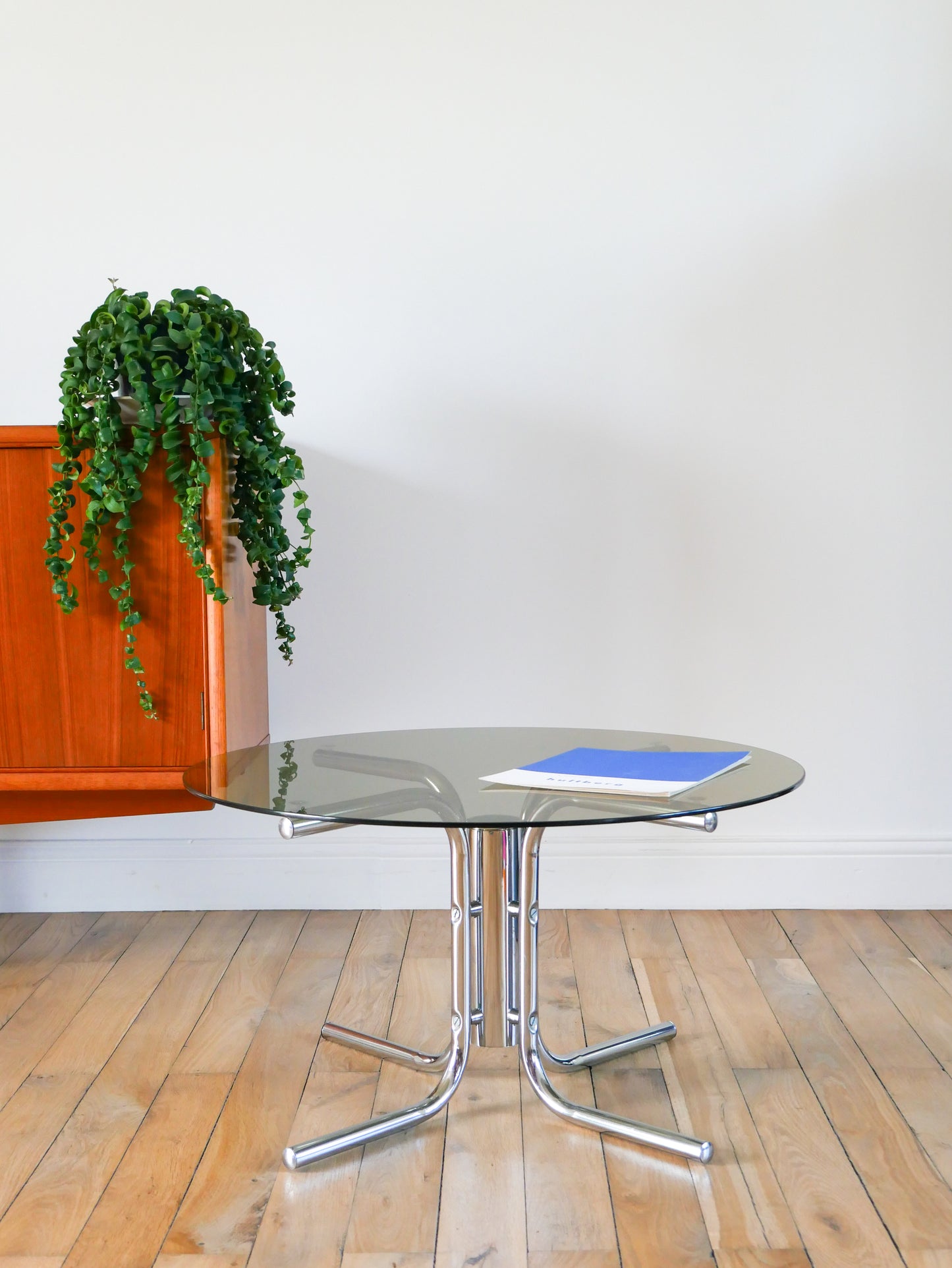 Table basse ronde en verre fumé et chrome, piètement étoile, Design, 1970