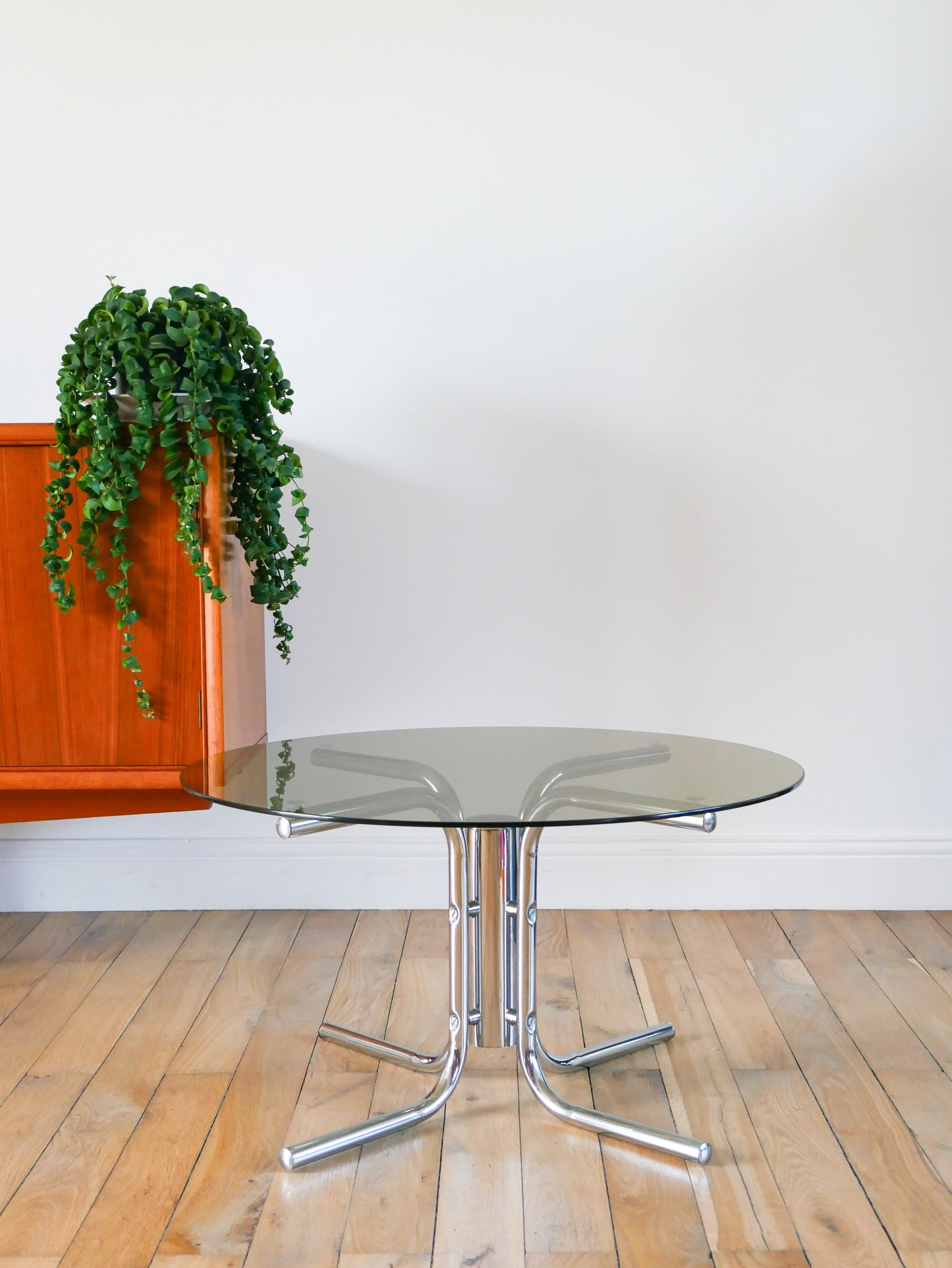 Table basse ronde en verre fumé et chrome, piètement étoile, Design, 1970