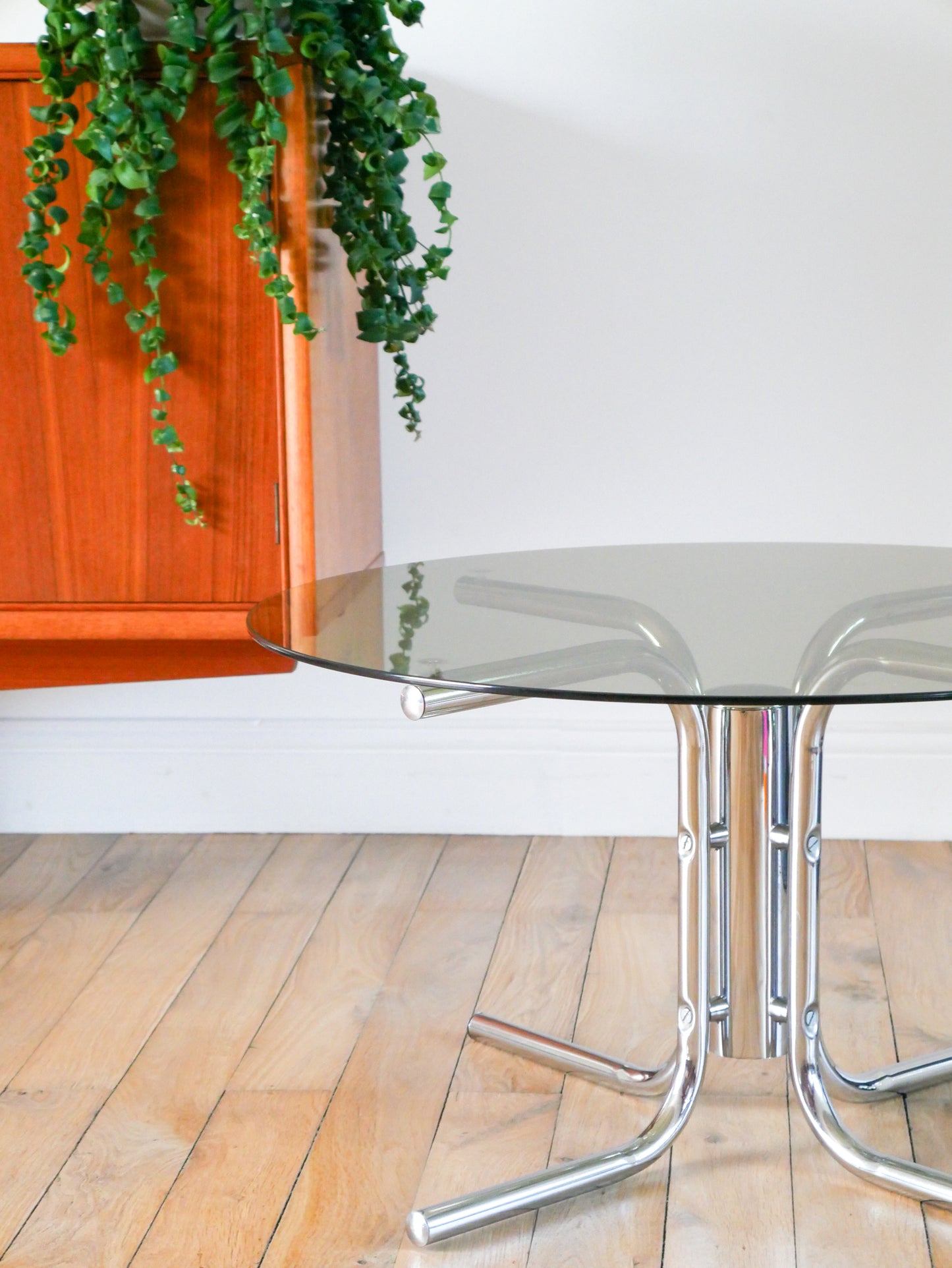 Table basse ronde en verre fumé et chrome, piètement étoile, Design, 1970