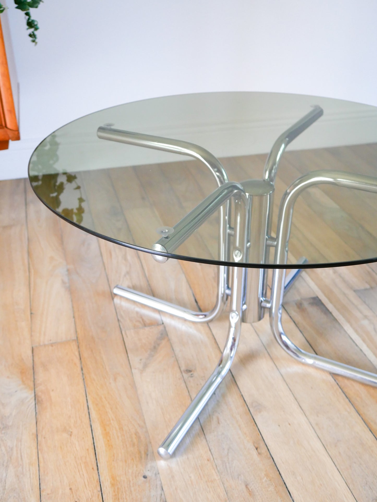 Table basse ronde en verre fumé et chrome, piètement étoile, Design, 1970