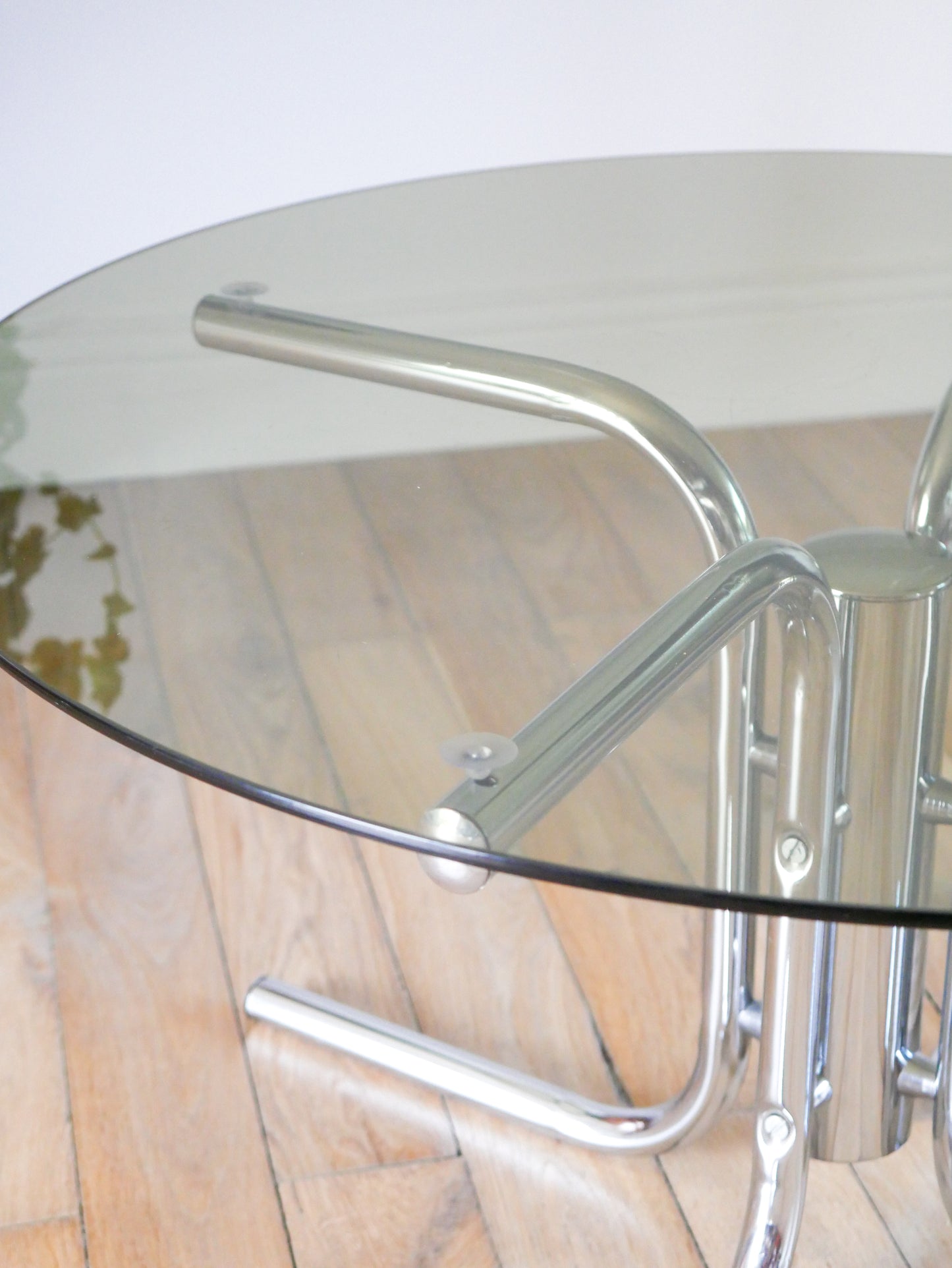 Table basse ronde en verre fumé et chrome, piètement étoile, Design, 1970