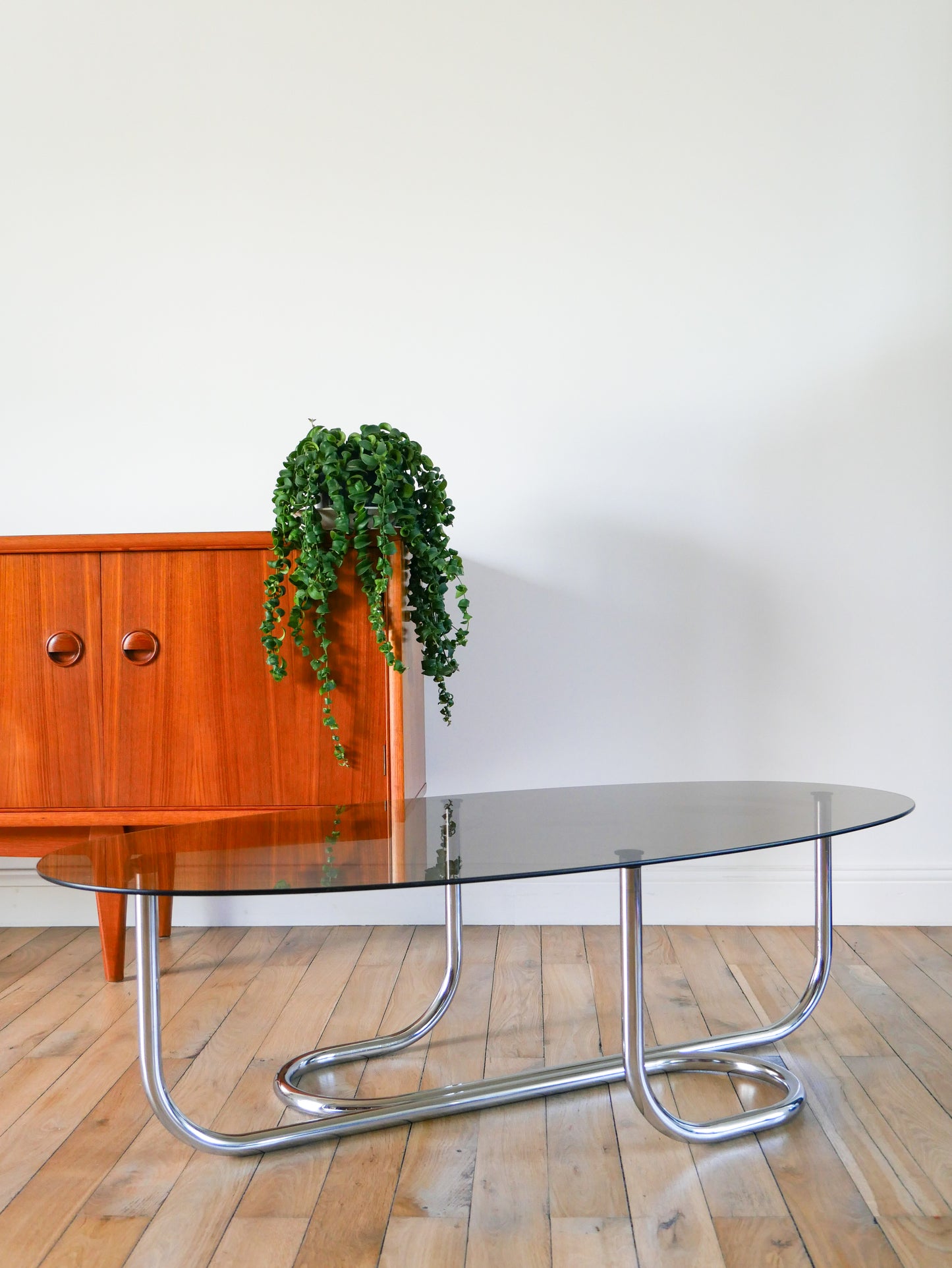 Table basse ovale en chrome et verre fumé, pieds tubulaires, Design, 1970